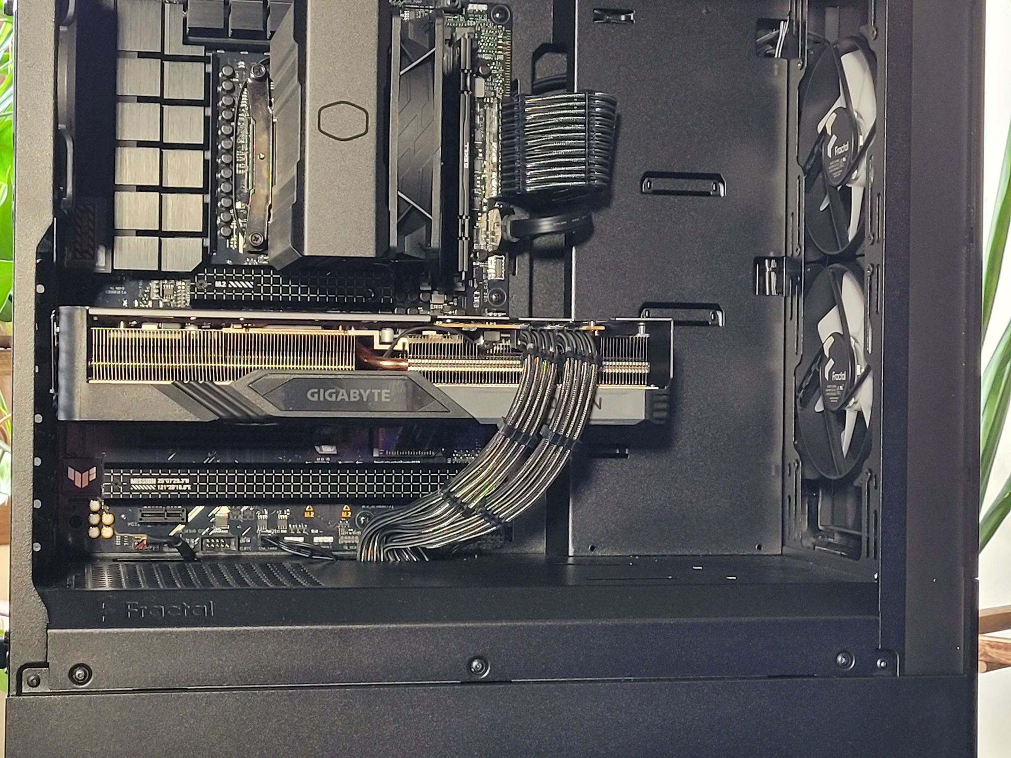 RYZEN 5 7600 | RX 7800XT | 32GB RAM | 2TB STORAGE | WINDOWS 11 ACTIVATED