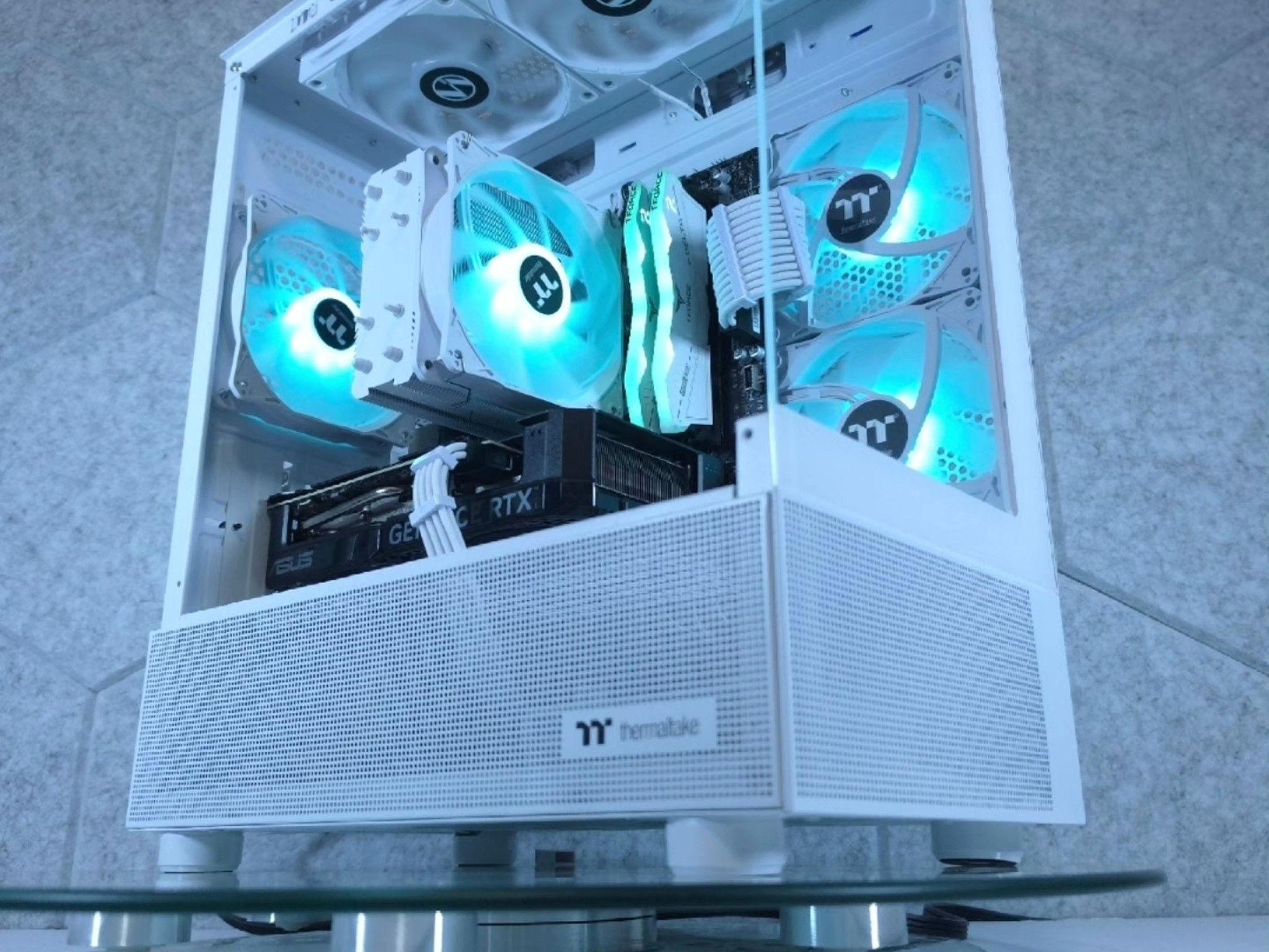 ASUS RTX 4070 💚 Ryzen 5 9600X