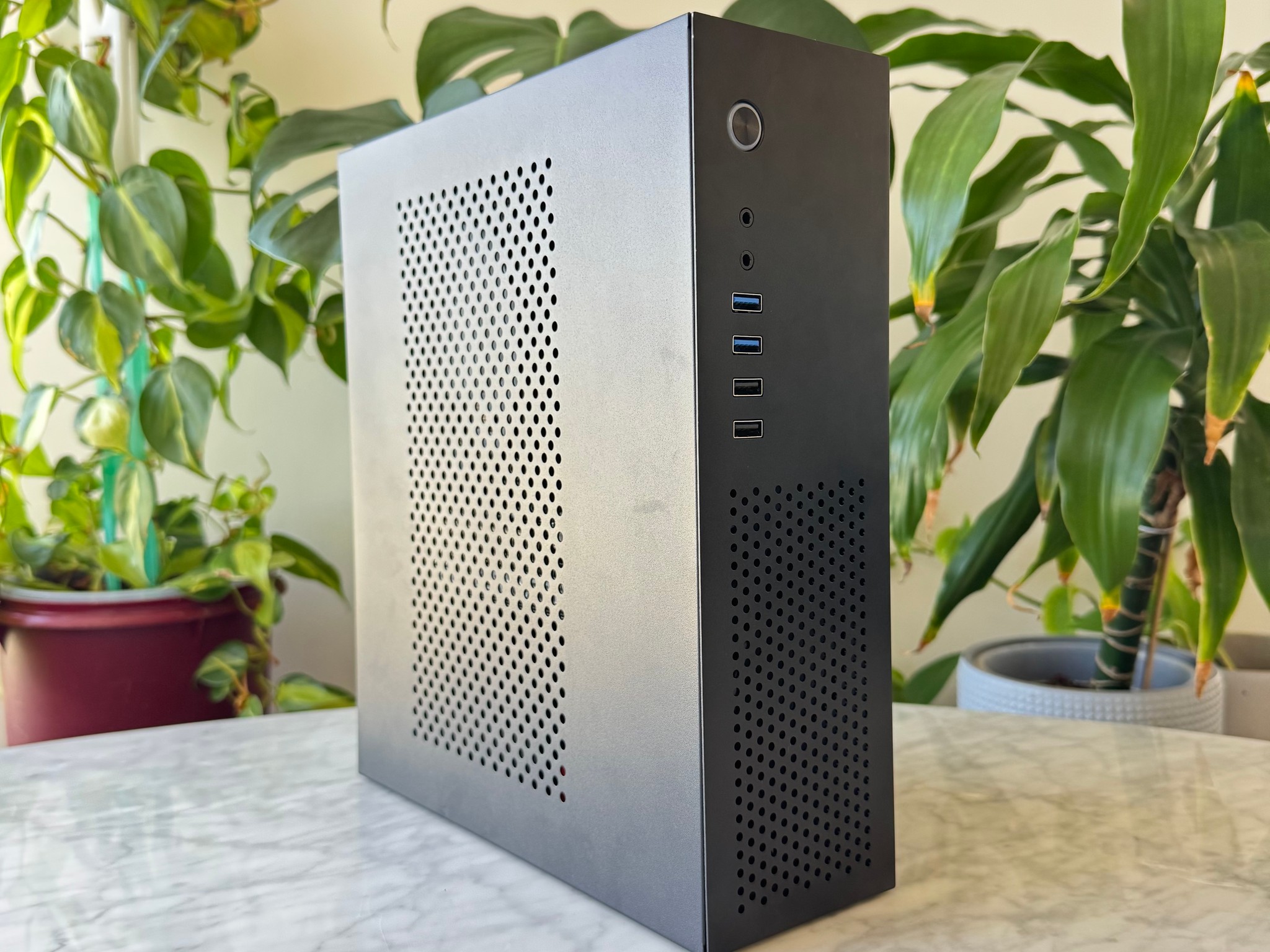 Sleeper ITX Mini Tower - Ryzen 9 8945HX . RTX 5060 LP . 32GB DDR5 6000 . 512gb M.2 - NEW
