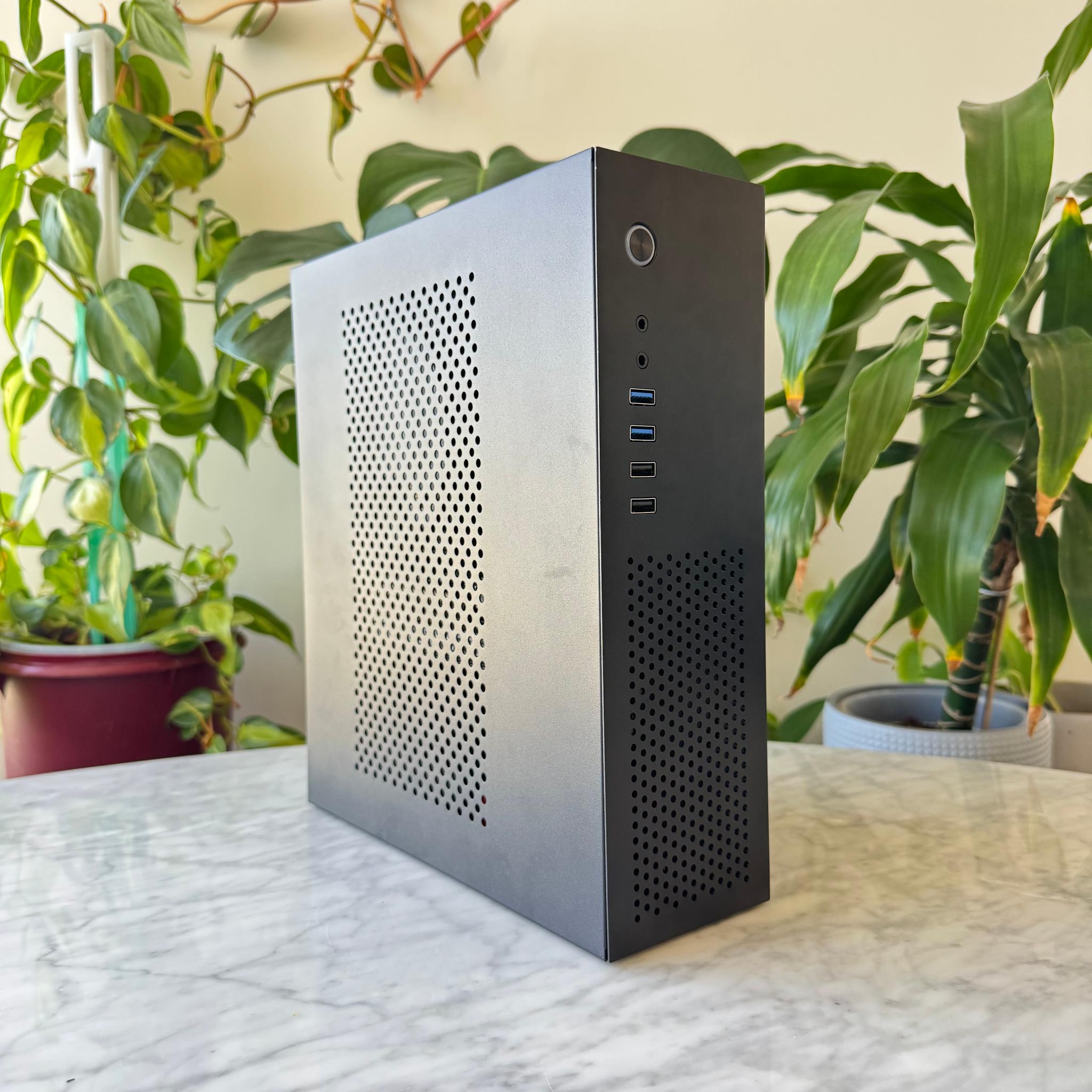 Sleeper ITX Mini Tower - Ryzen 9 8945HX . RTX 5060 LP . 32GB DDR5 6000 . 512gb M.2 - NEW