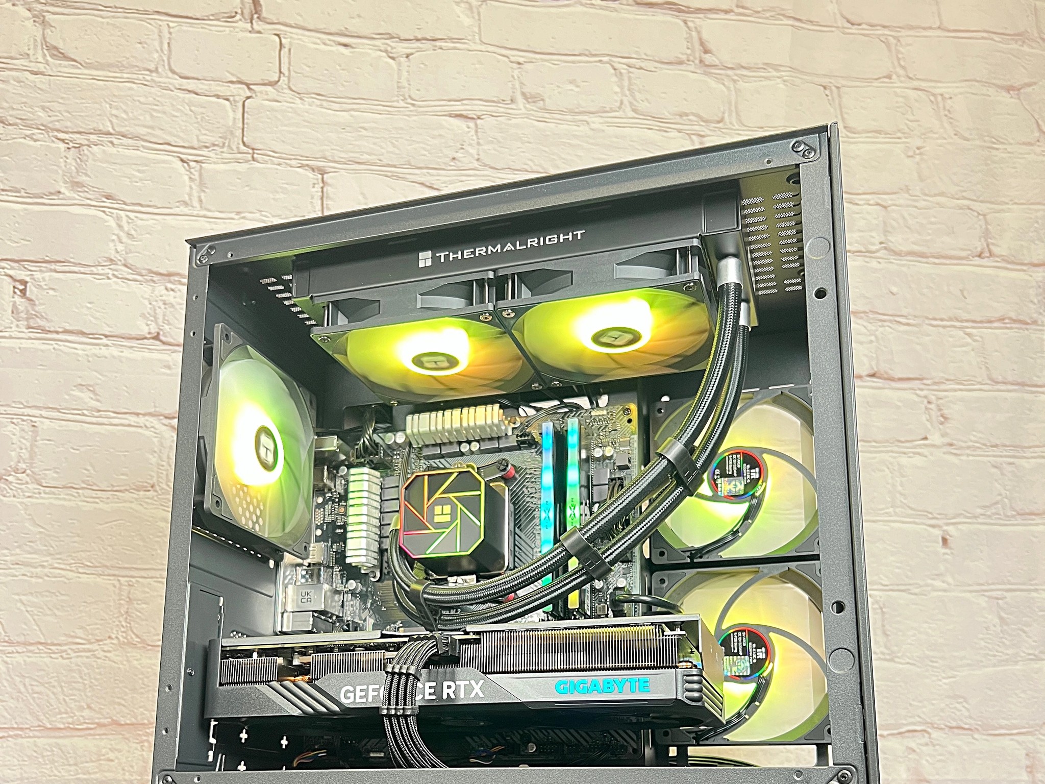 RTX 4070 Ryzen 5 5600X 16GB RAM 1TB M.2 Win 11 Gaming PC