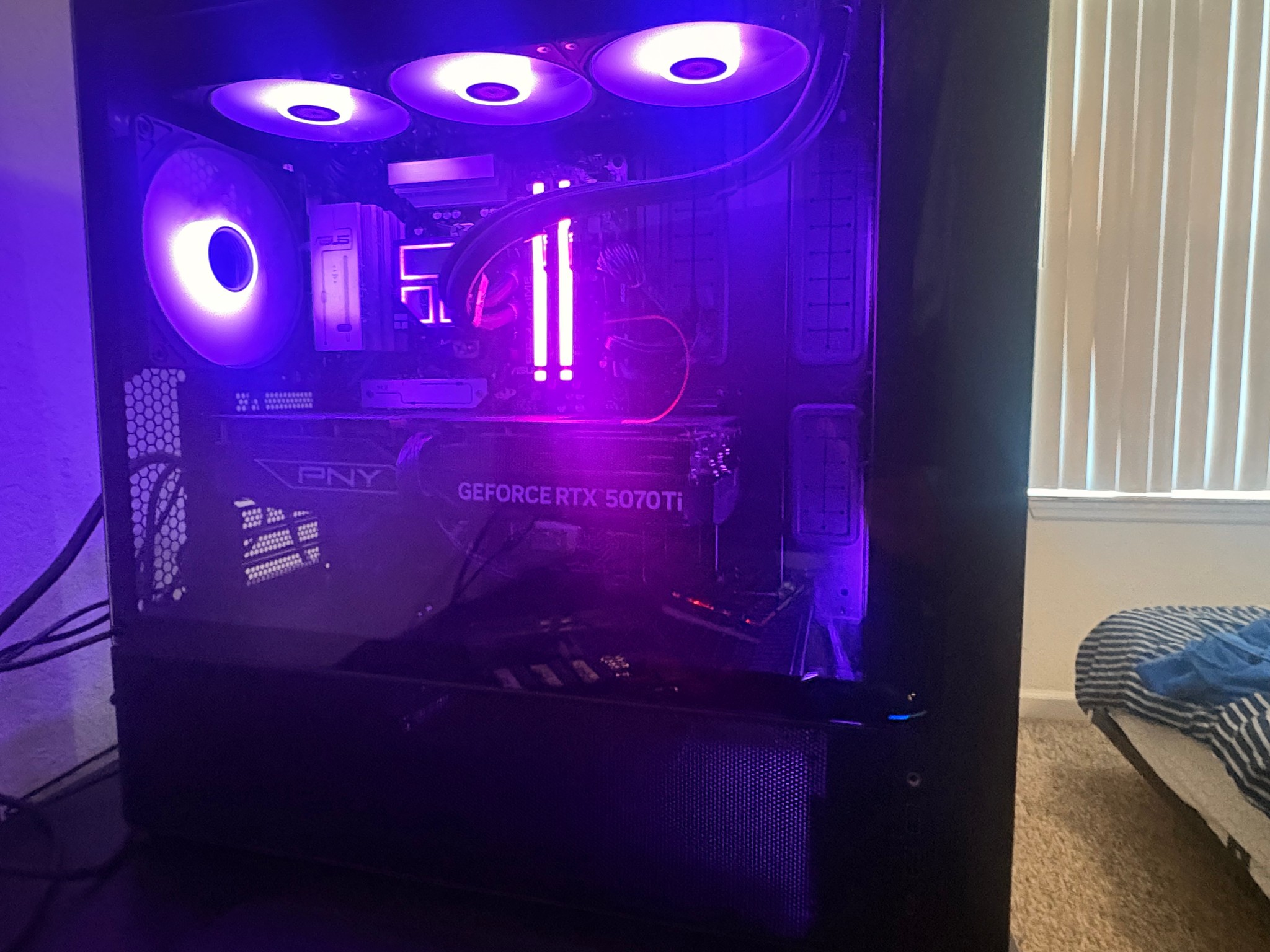 5070 Ti/Ryzen 7 9800x3D/32GB/2TB NVMe/lian li Gaming Pc