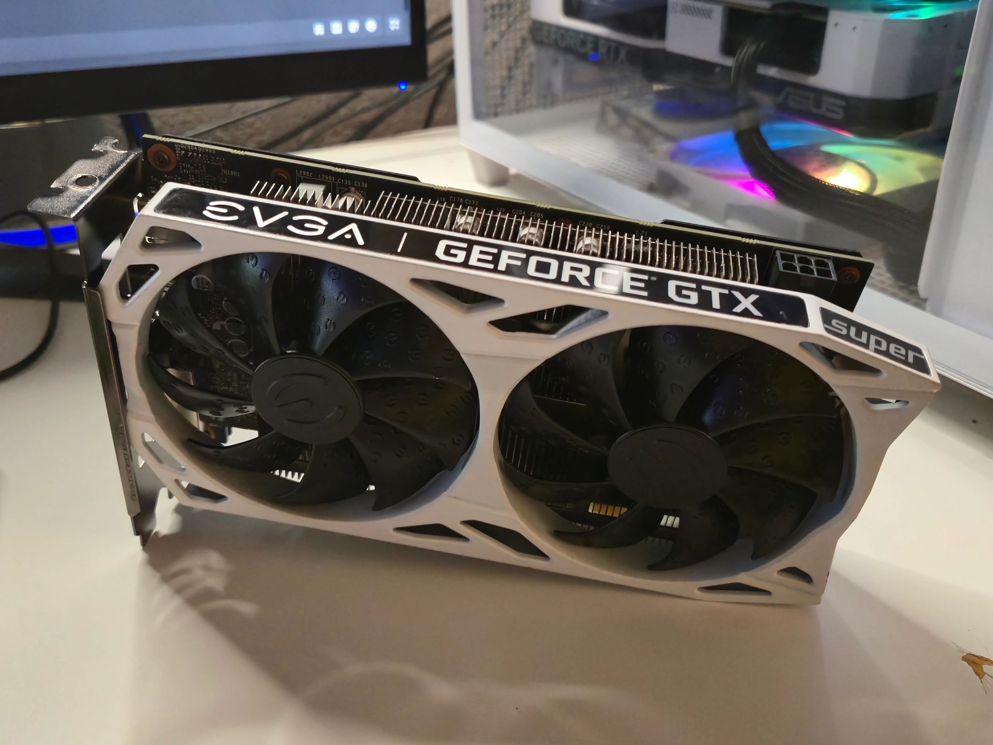 White GTX 1650 SUPER 4GB