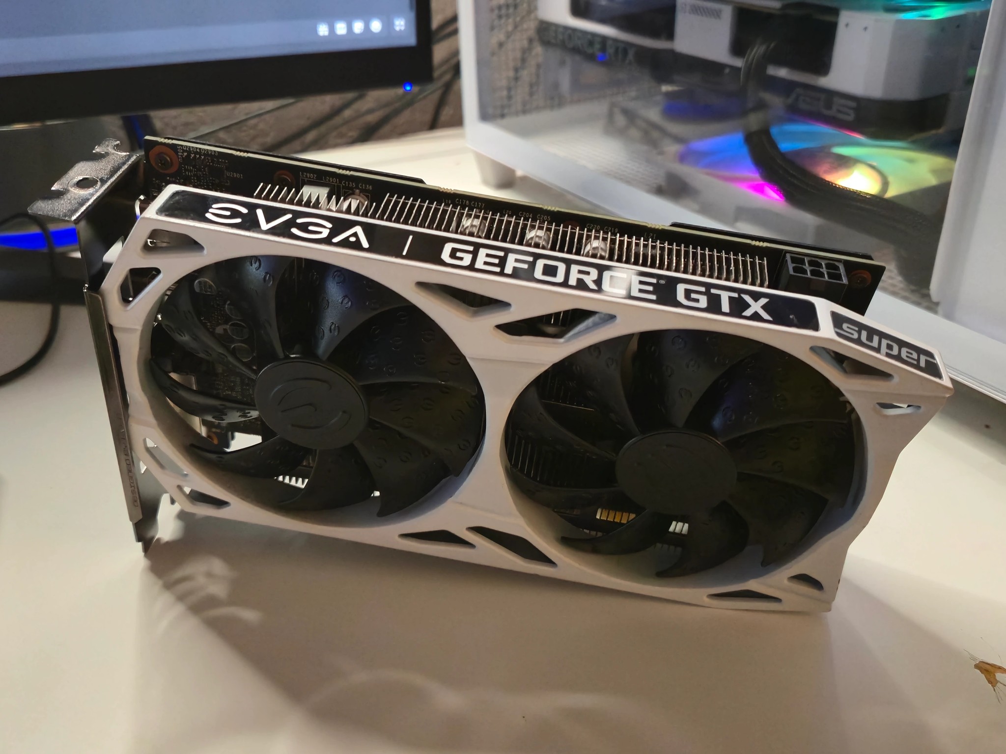 White GTX 1650 SUPER 4GB