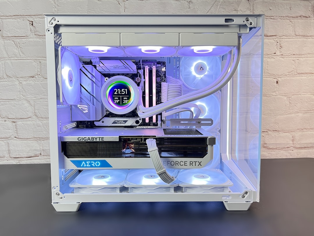 RTX 4080 Super Aero Ryzen 7 7800X3D 32GB DDR5 RAM 2TB M.2 Gaming