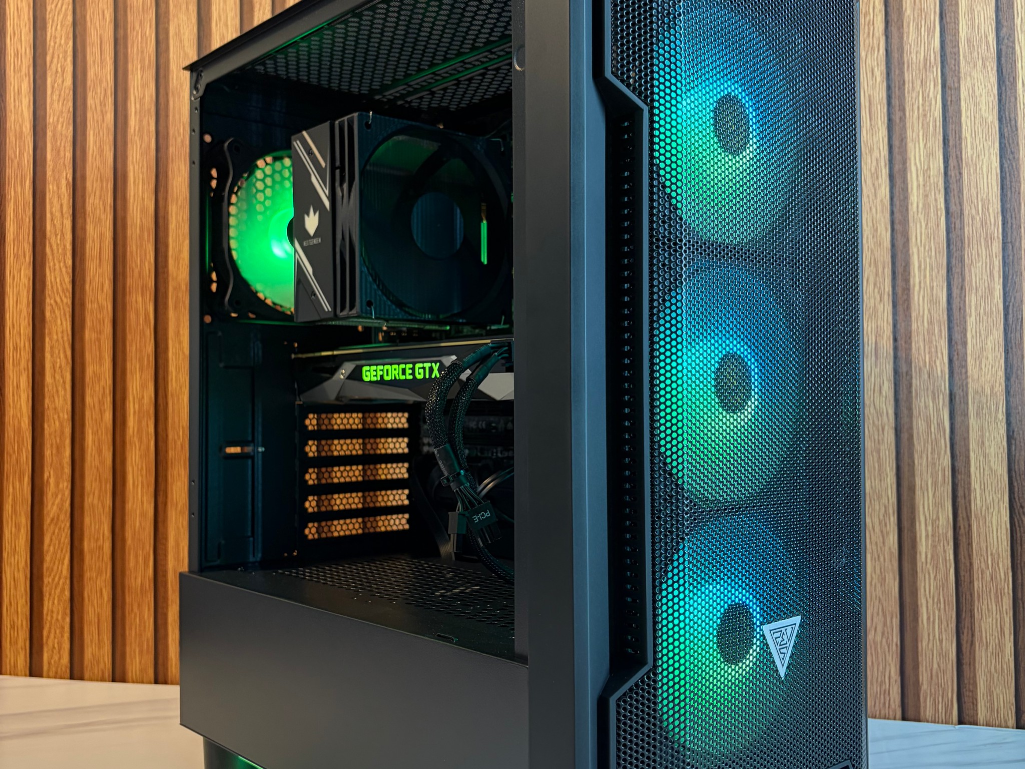 GTX 1080 | I5 7400 | 16GB DDR4 | 500GB SSD