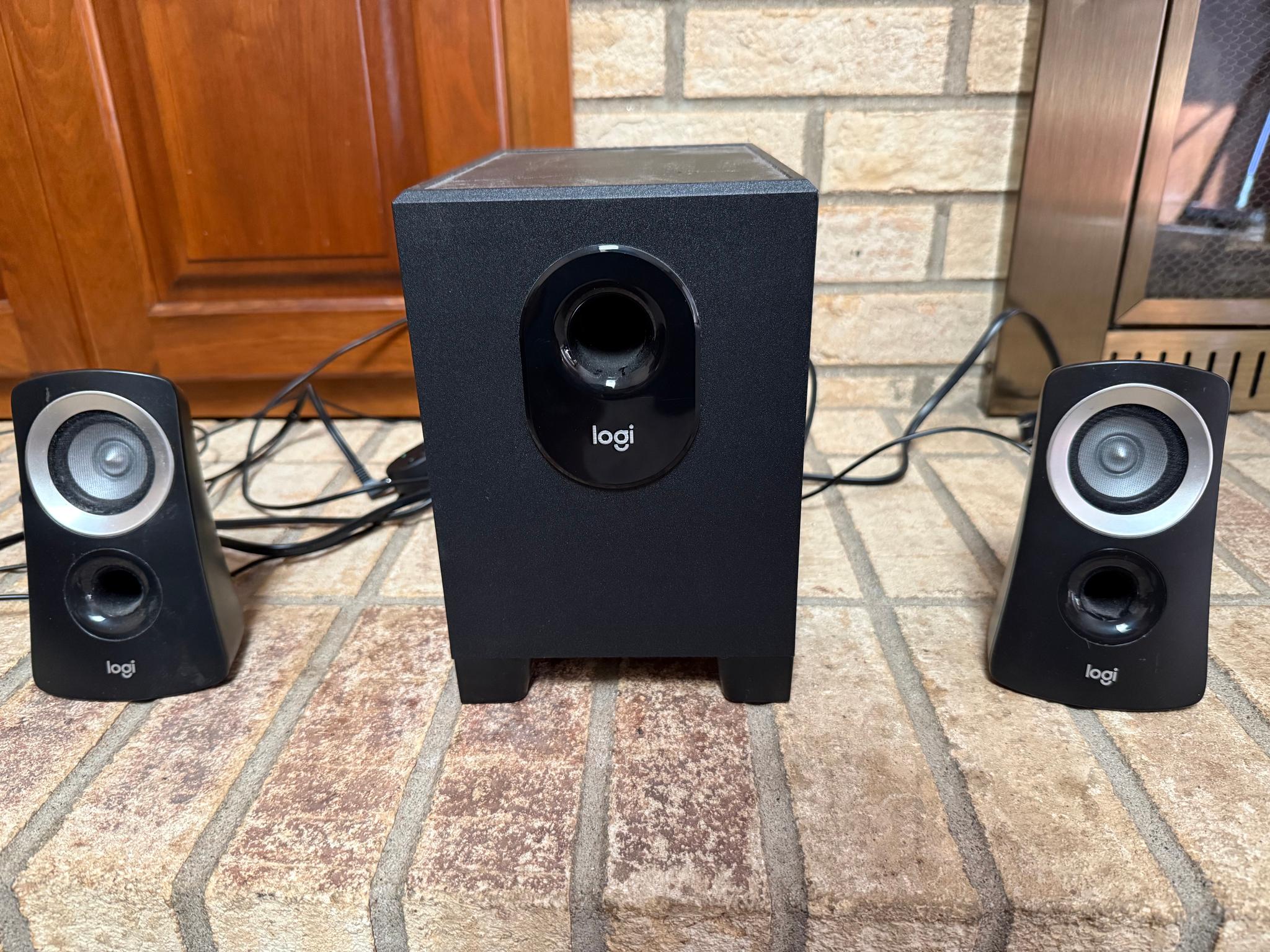 Logitech Z313 2.1 Speaker System with Subwoofer