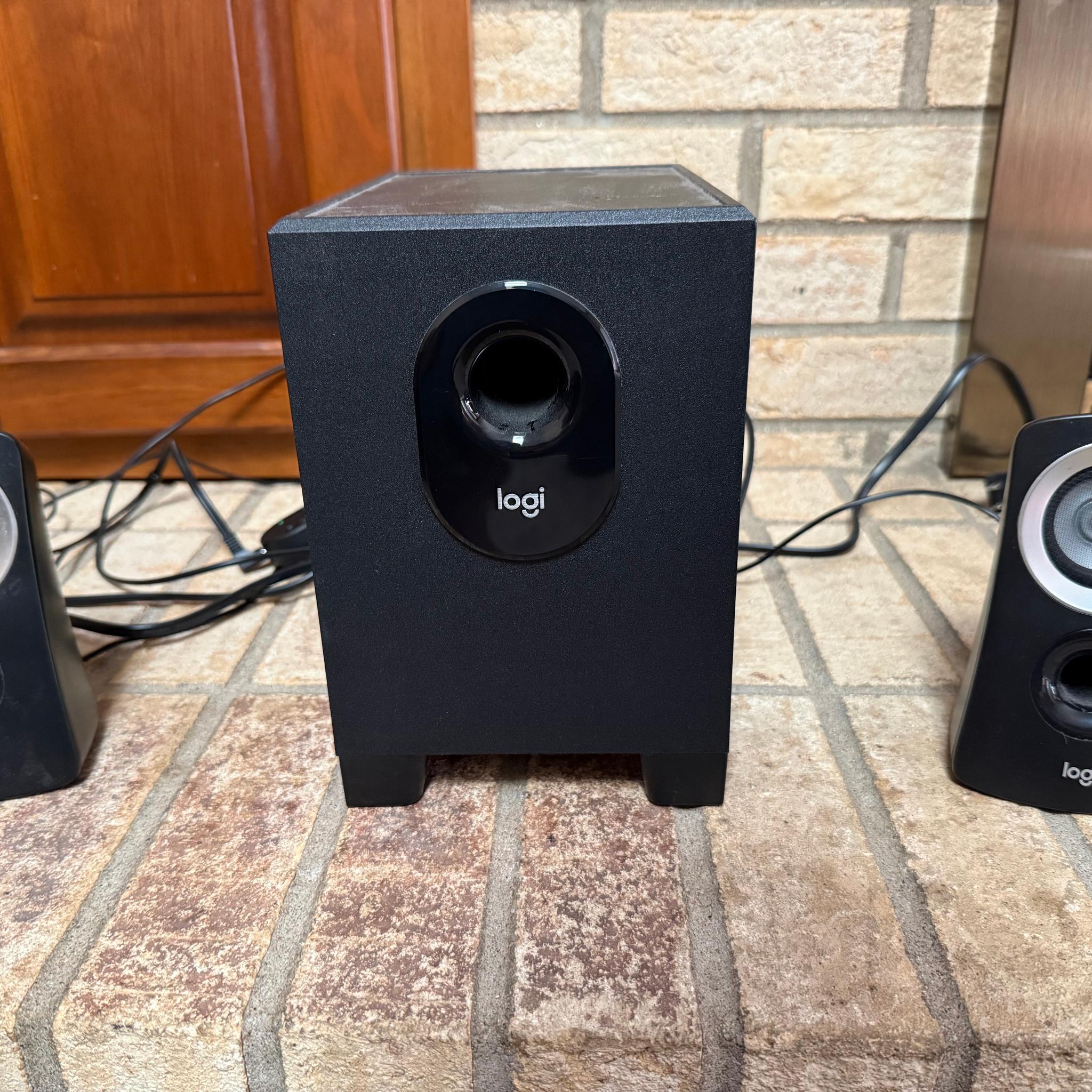Logitech Z313 2.1 Speaker System with Subwoofer