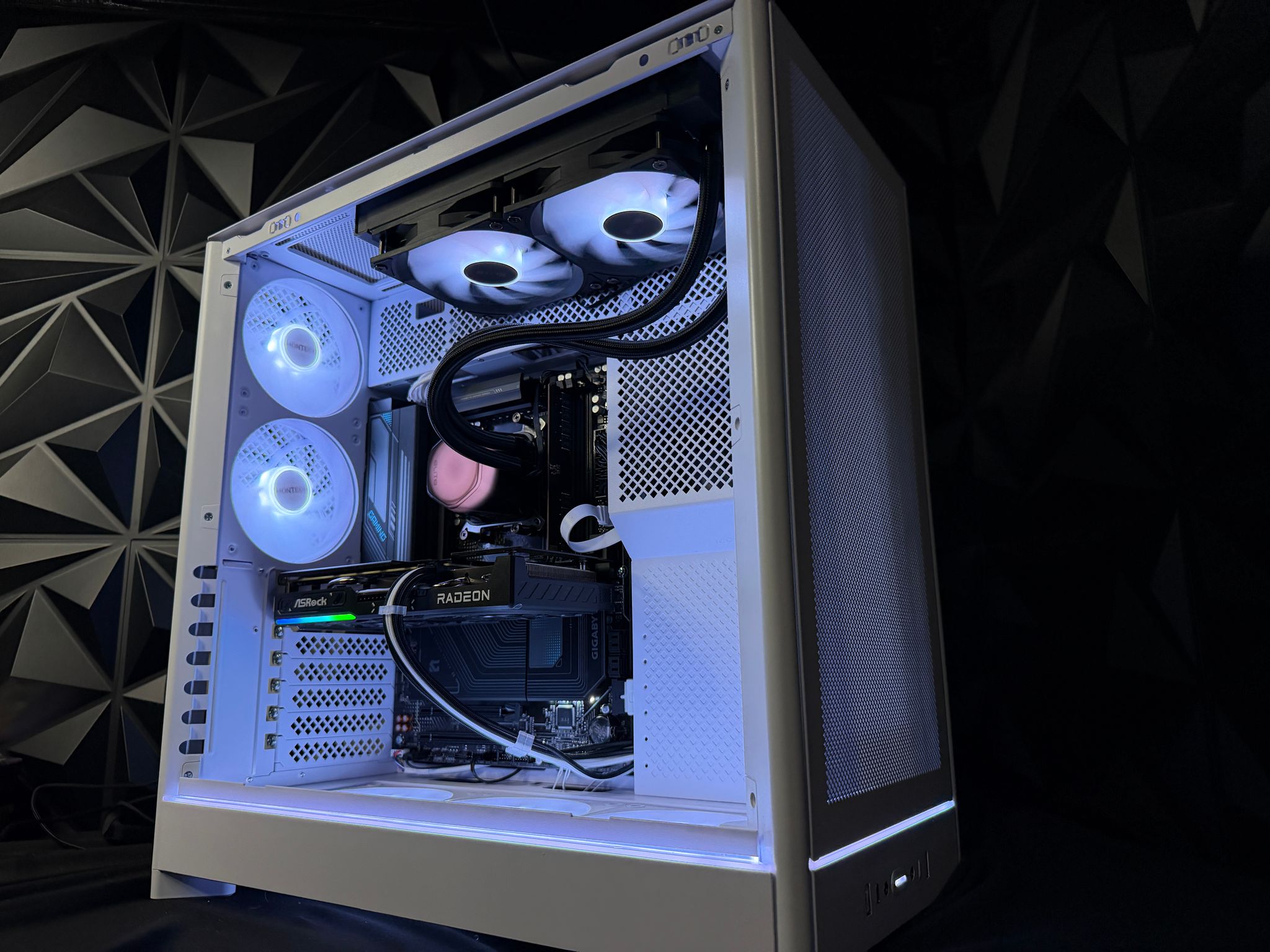 White Ocean – Ryzen 7 7700X / RX 9060XT  Gaming PC