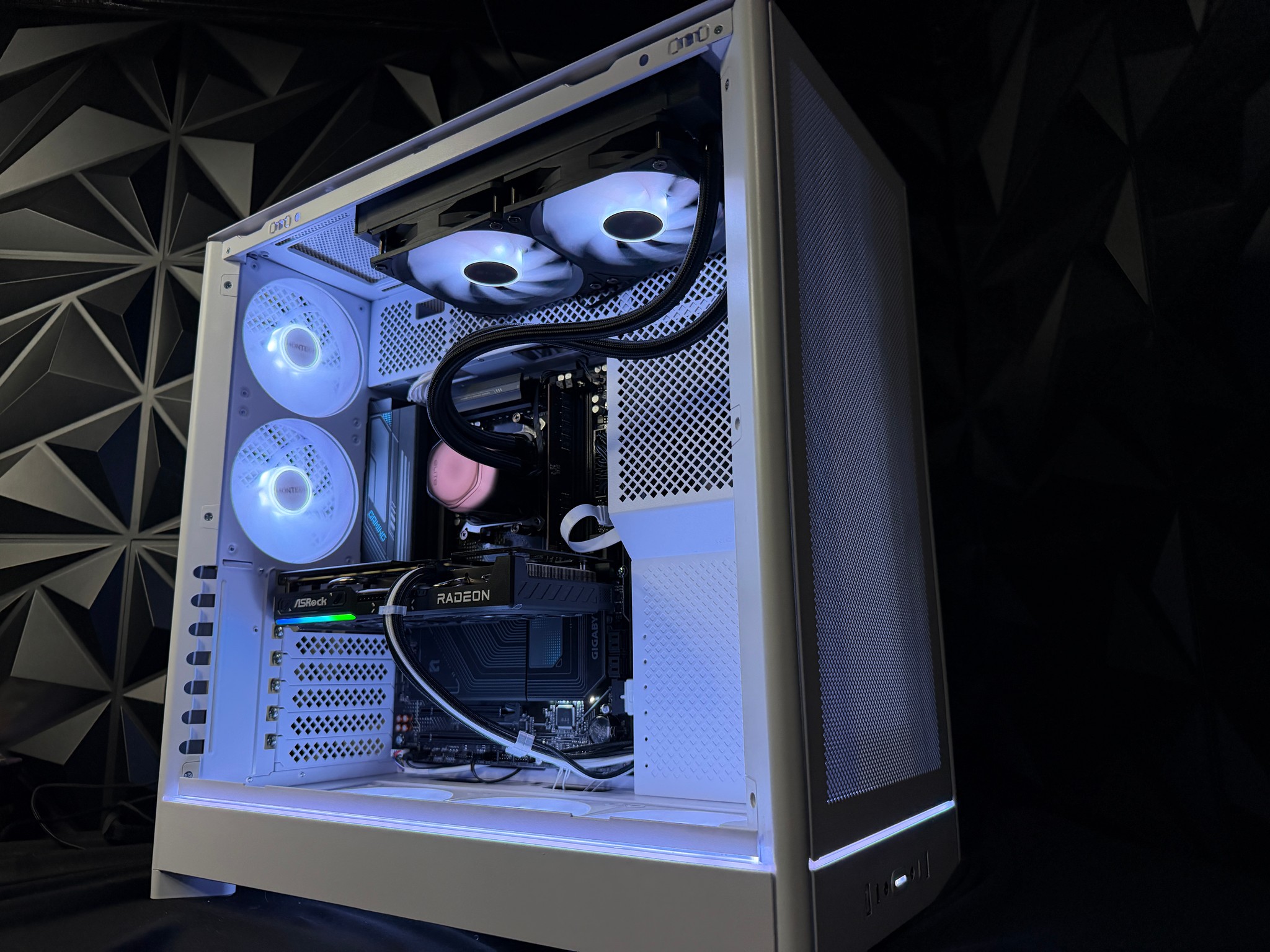 White Ocean – Ryzen 7 7700X / RX 9060XT  Gaming PC