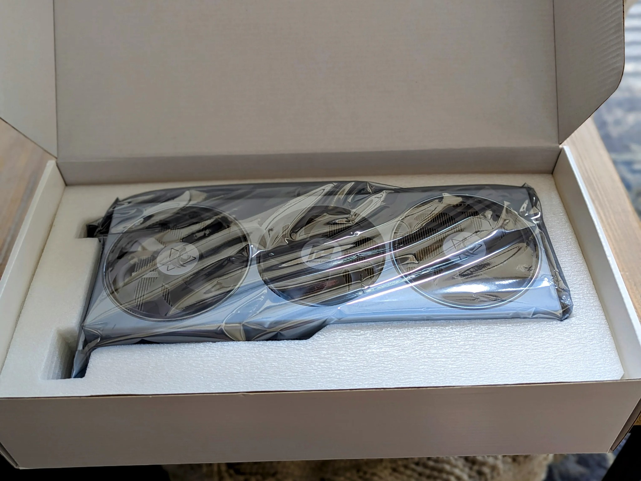 PowerCooler Hellhound 7800XT Spectral White