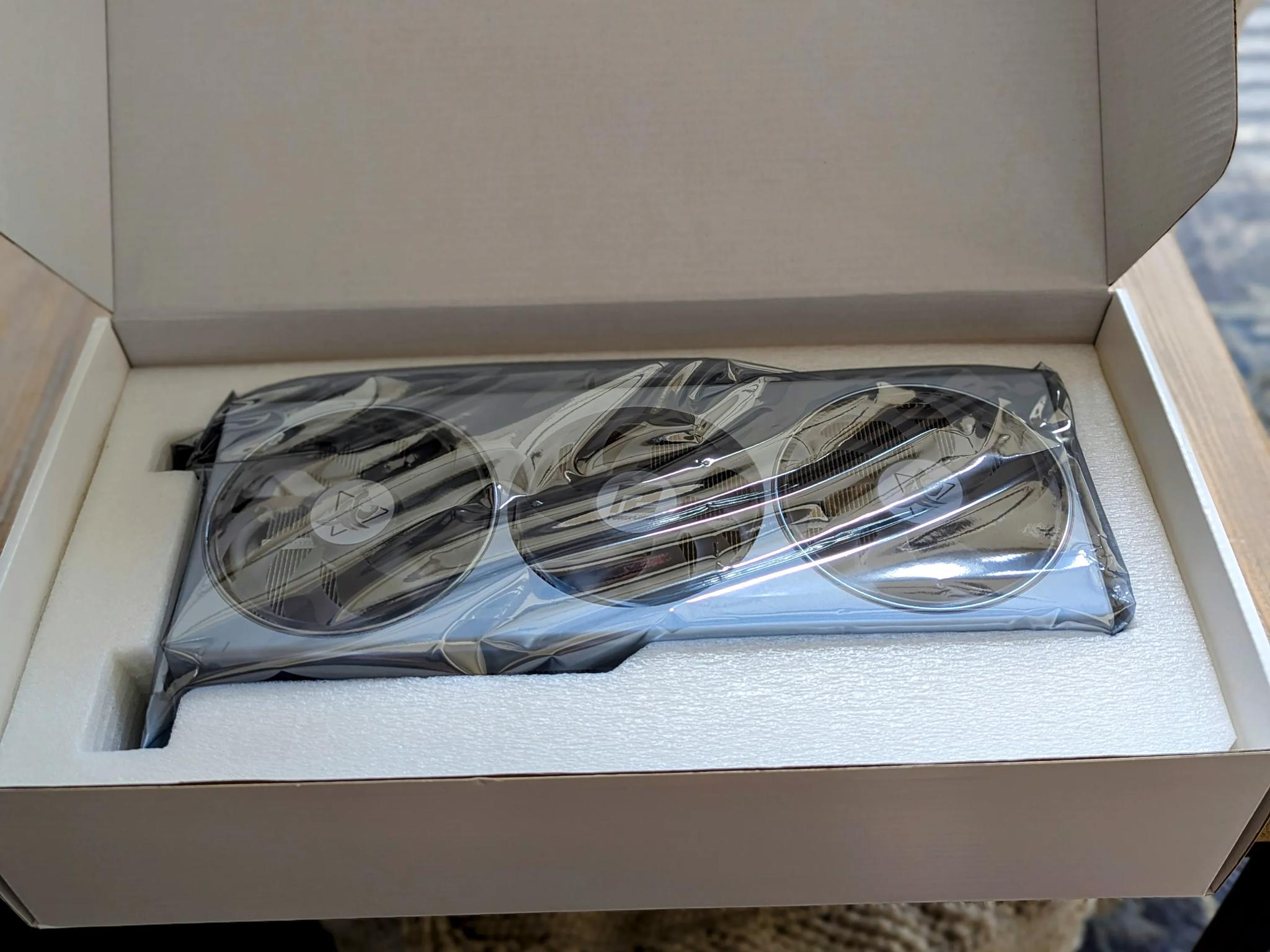 PowerCooler Hellhound 7800XT Spectral White