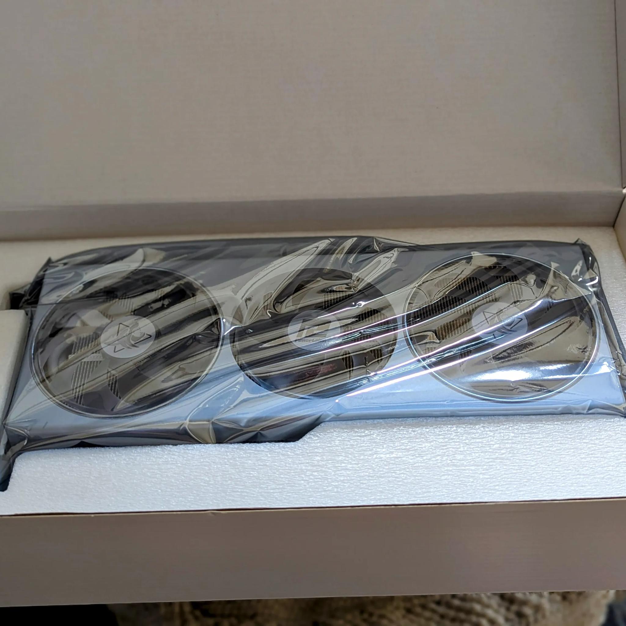 PowerCooler Hellhound 7800XT Spectral White