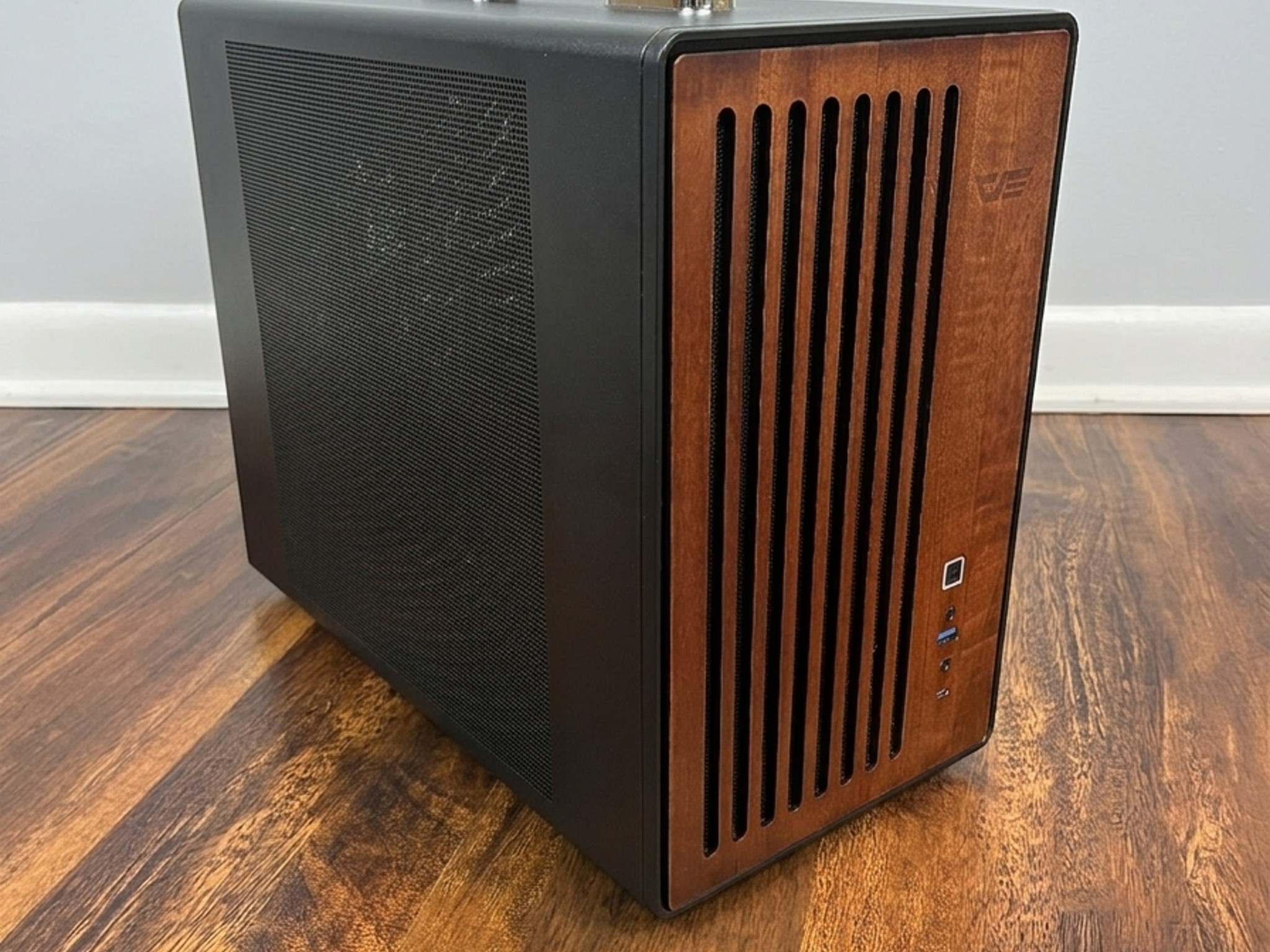 Have you expirenced hardwood? Wood Accent Lunchbox PC Radeon RX 9070 XT - Ryzen 5 7500X3D