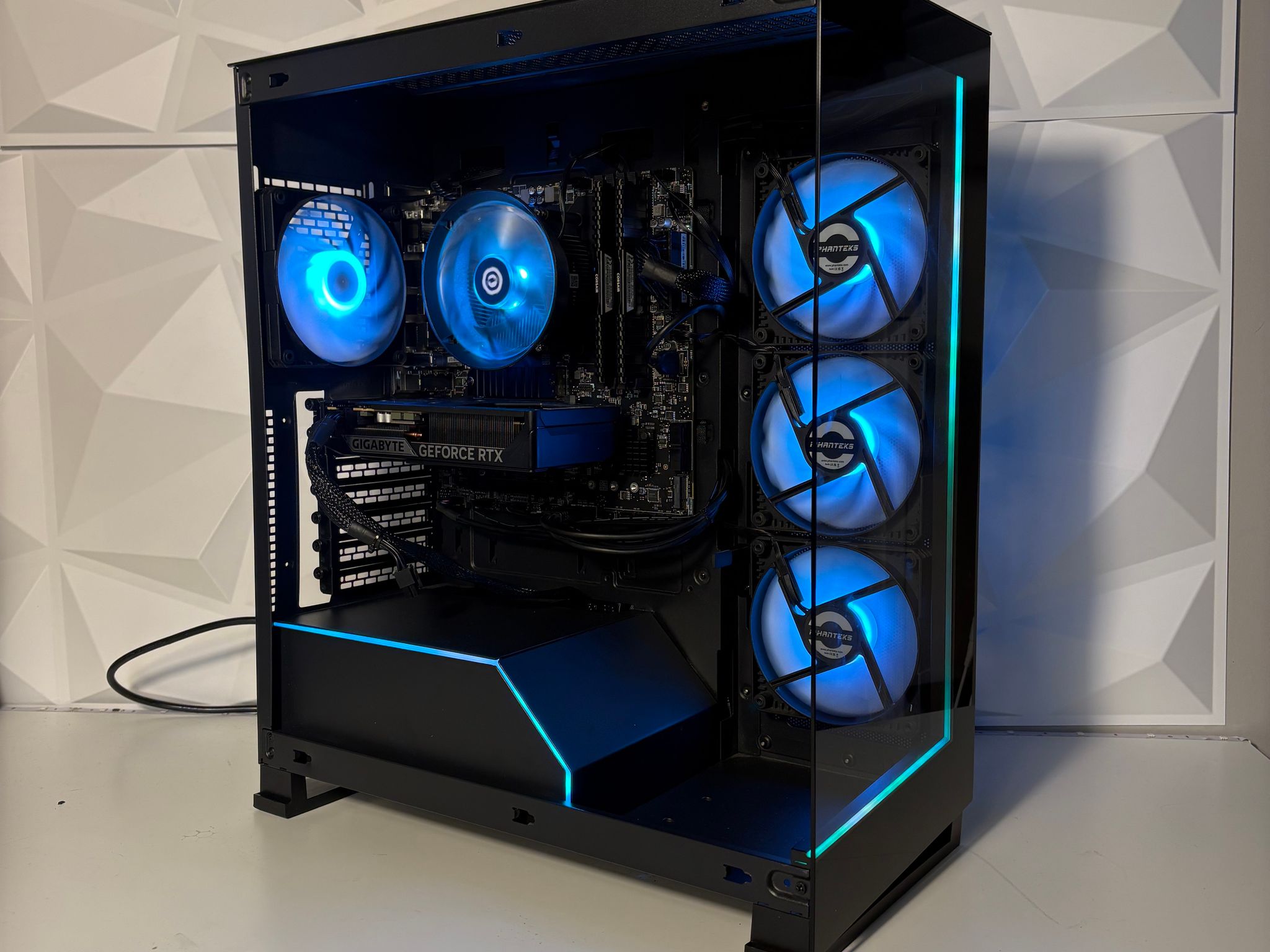 //Frost// Gaming PC - RTX 5060, Ryzen 5 5500, 32GB, 1TB - RGB, Wi-Fi, Bluetooth (By EXT PCs)