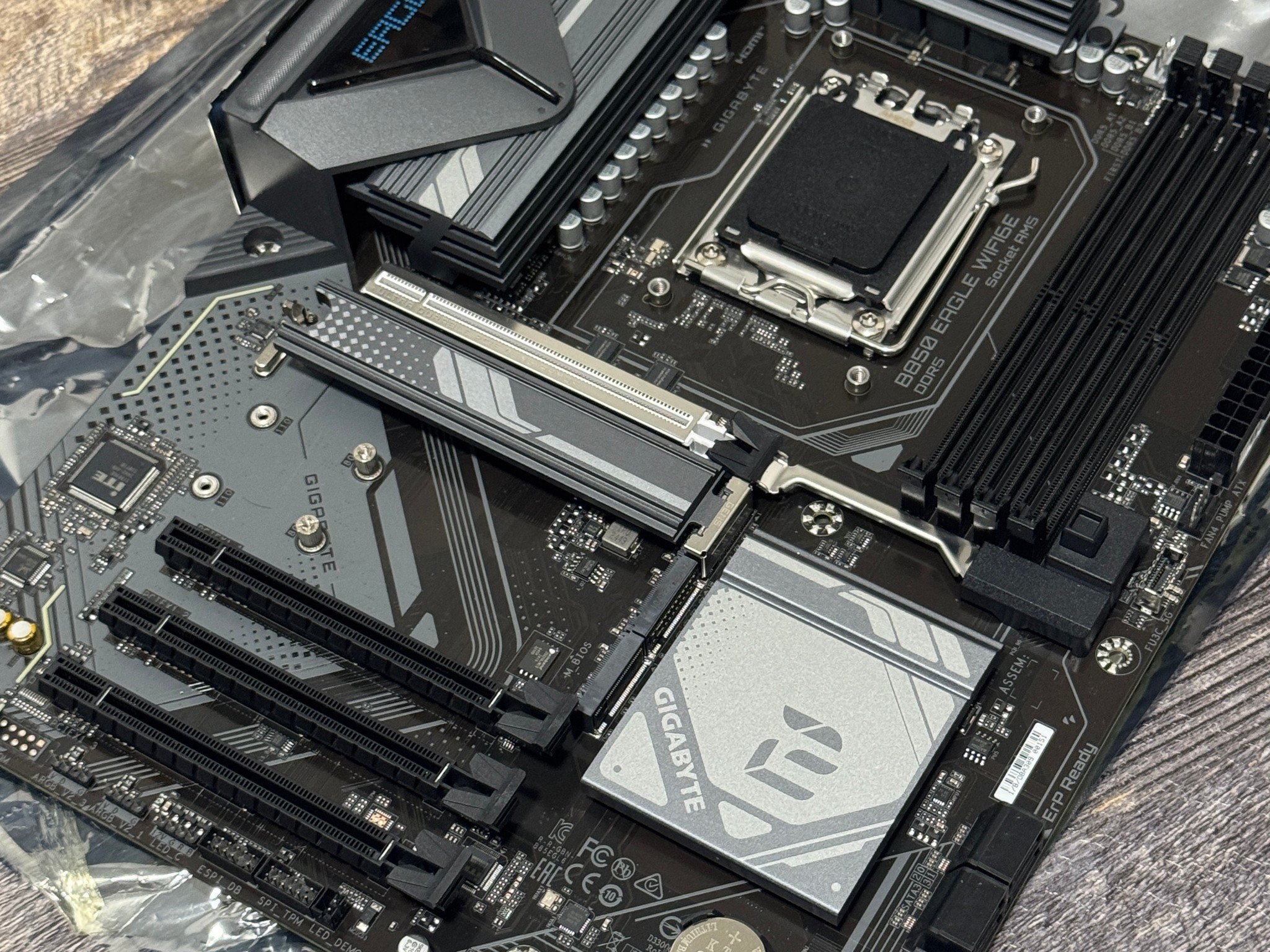 GIGABYTE B850 Eagle Wifi6E - AM5 Motherboard