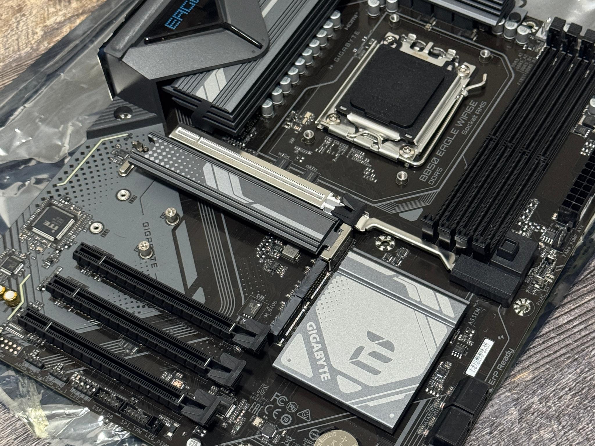 GIGABYTE B850 Eagle Wifi6E - AM5 Motherboard