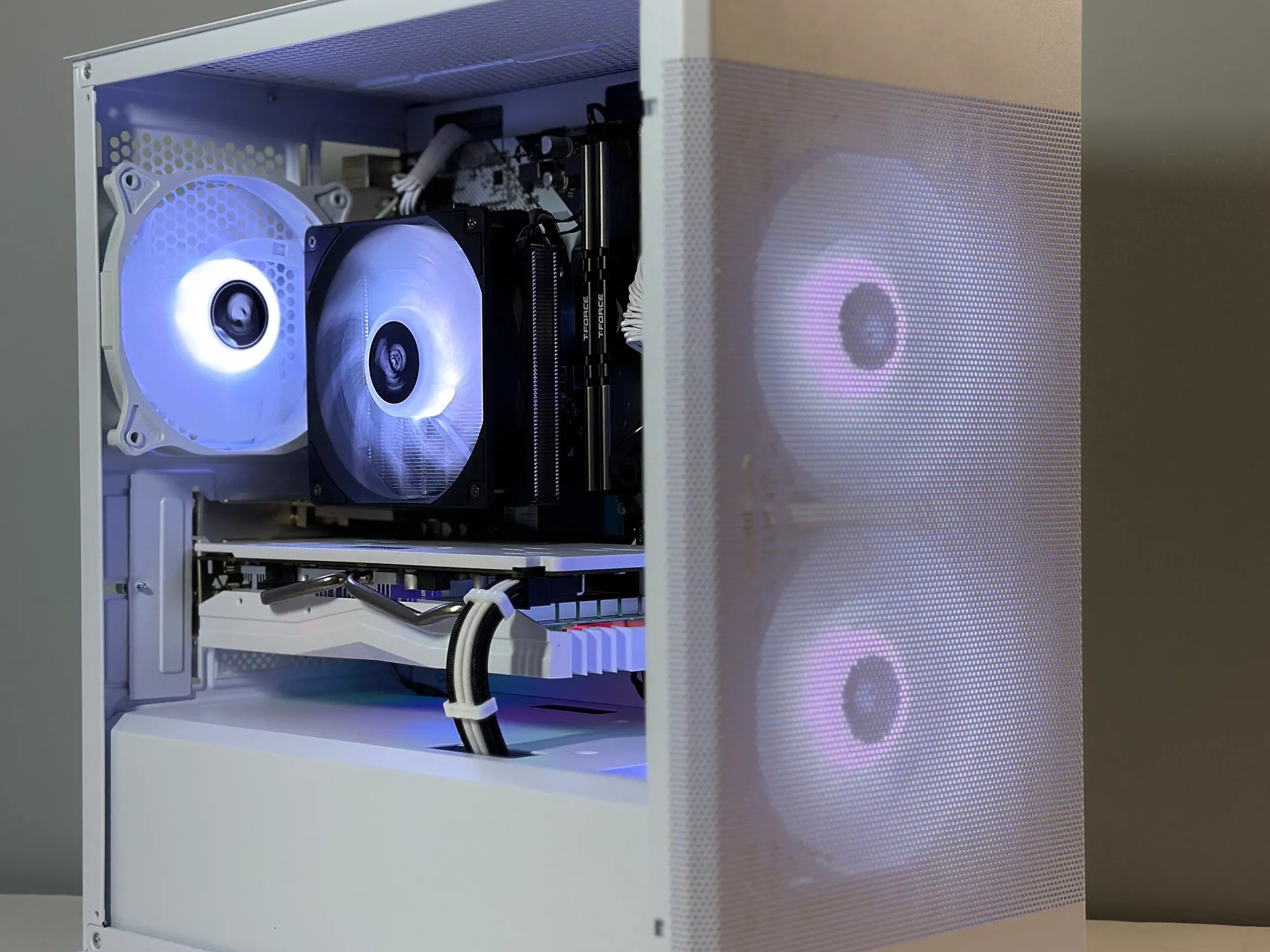 Ryzen 5 2600X/AMD RX 580 8GB Custom RGB White Gaming PC Bundle W/Keyboard/Mouse/Headset & Mic