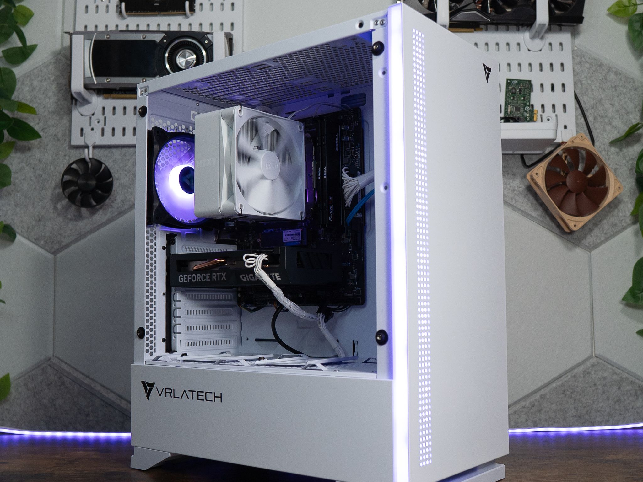 🌨🌨 | GIGABYTE RTX 4060 | RYZEN 5 8400F | 32GB DDR5 RAM | 1.5TB | Arctic Snow