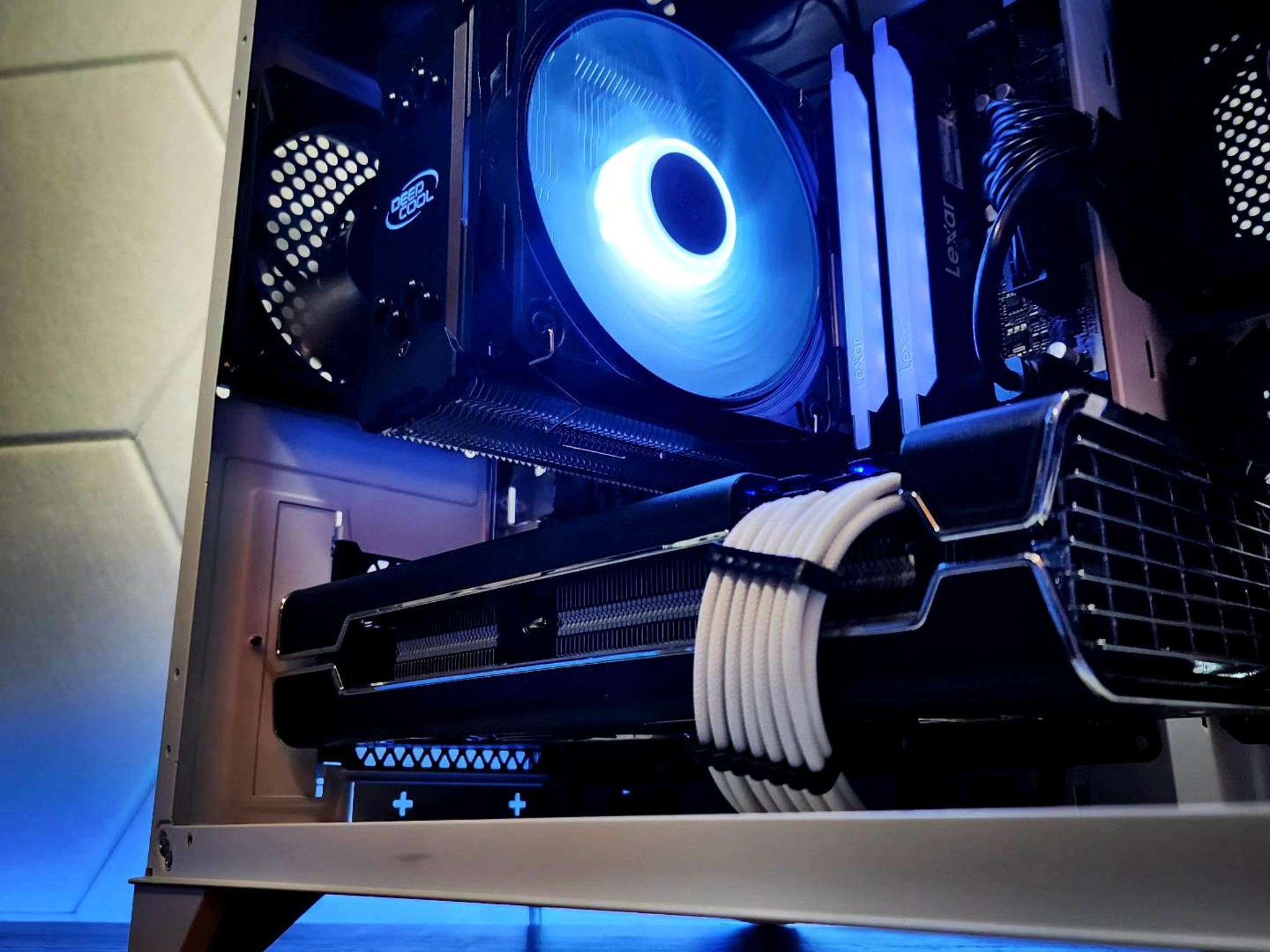 💙🤍 RX 5700XT // Ryzen 5 5600 // 16GB 3600MHz // 1TB NVMe Gen 3