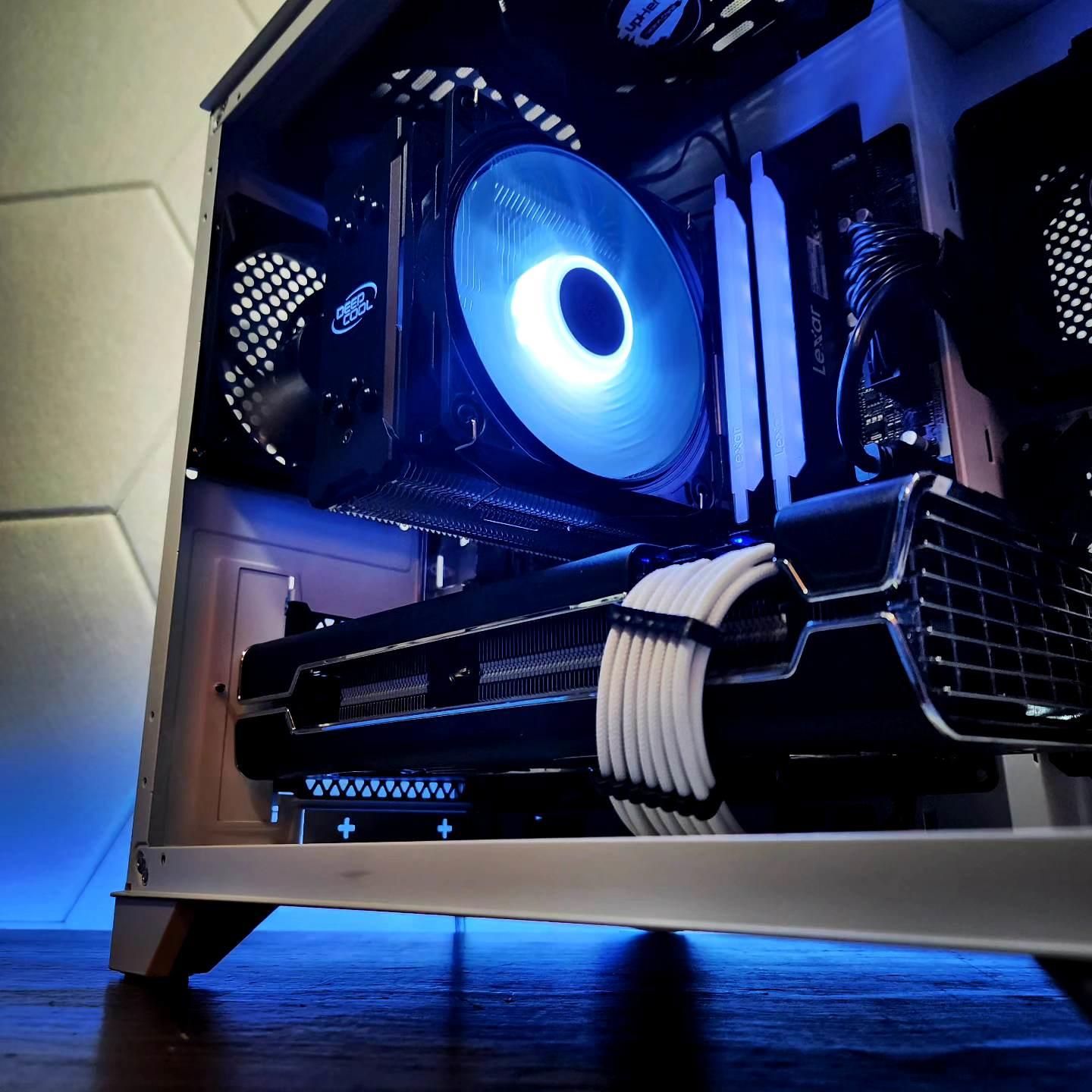 💙🤍 RX 5700XT // Ryzen 5 5600 // 16GB 3600MHz // 1TB NVMe Gen 3