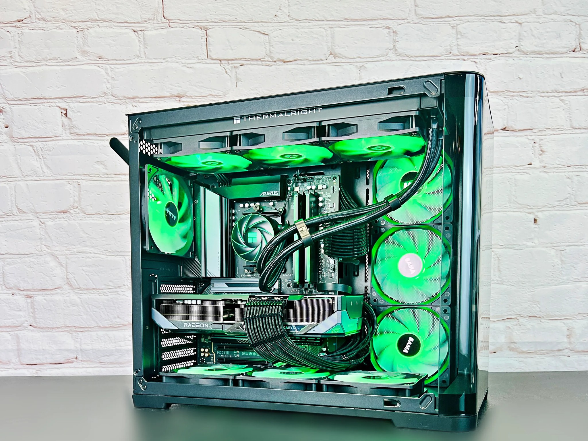 RX 9070 XT Ryzen 7800X3D 32GB DDR5 2TB M.2 Win 11 Pro Gaming PC