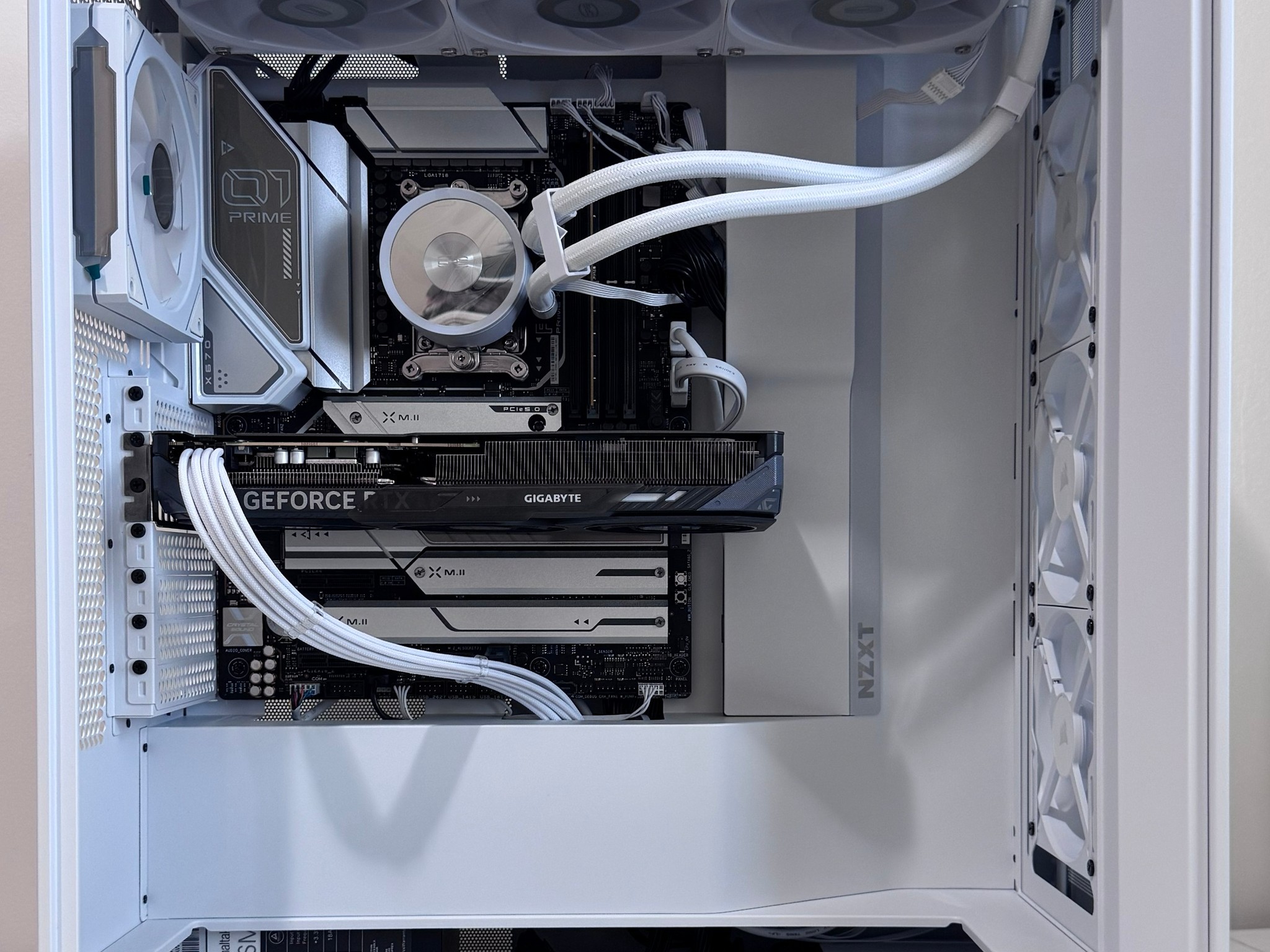 AMD Ryzen 7 8700F 32GB DDR5 RAM GeForce RTX 5060 1TB NVMe SSD NZXT H7 Flow AM5 Gaming PC