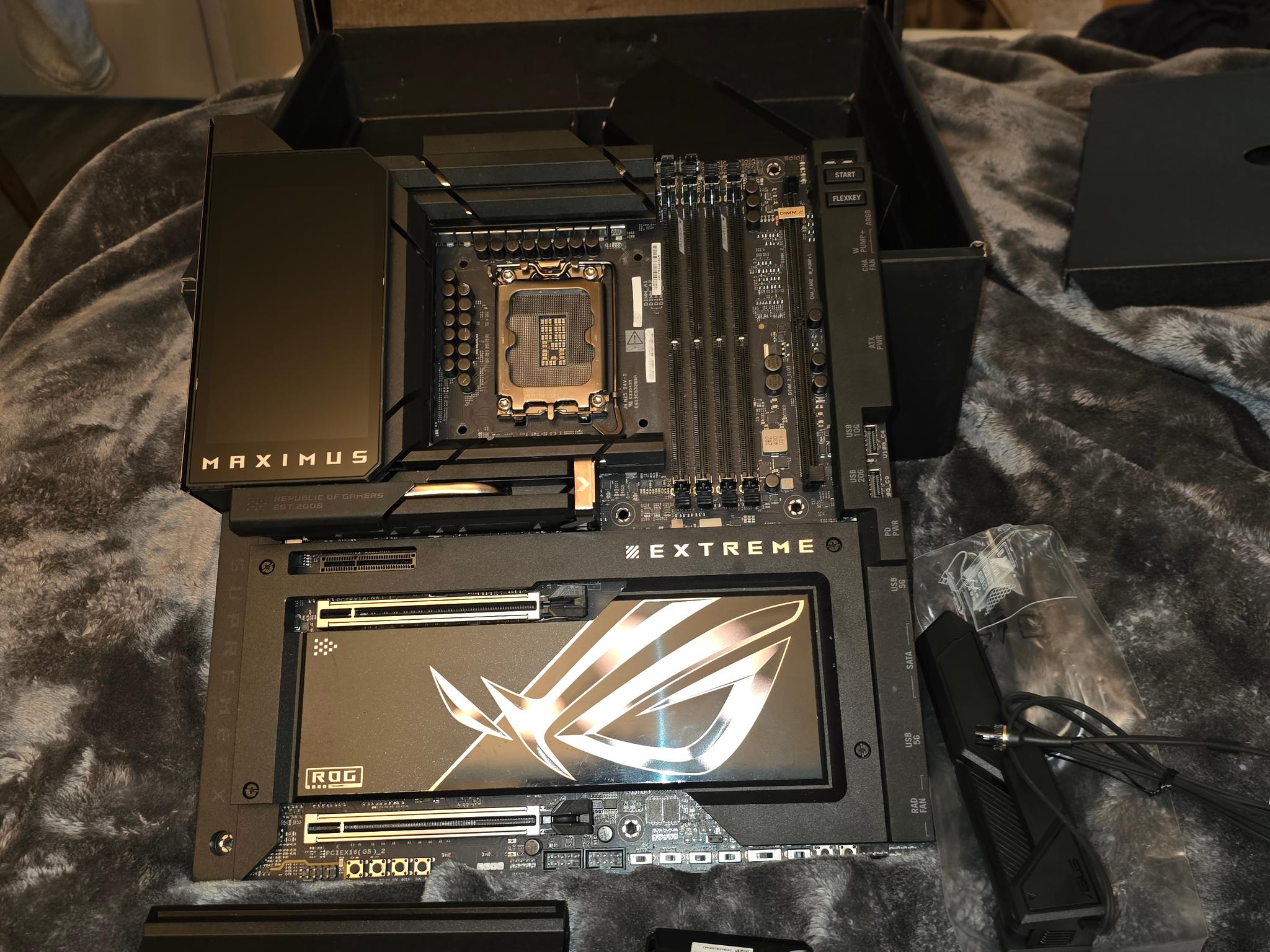 ASUS ROG MAXIMUS Z890 EXTREME Intel LGA 1851 E-ATX motherboard READ DESCRIPTION
