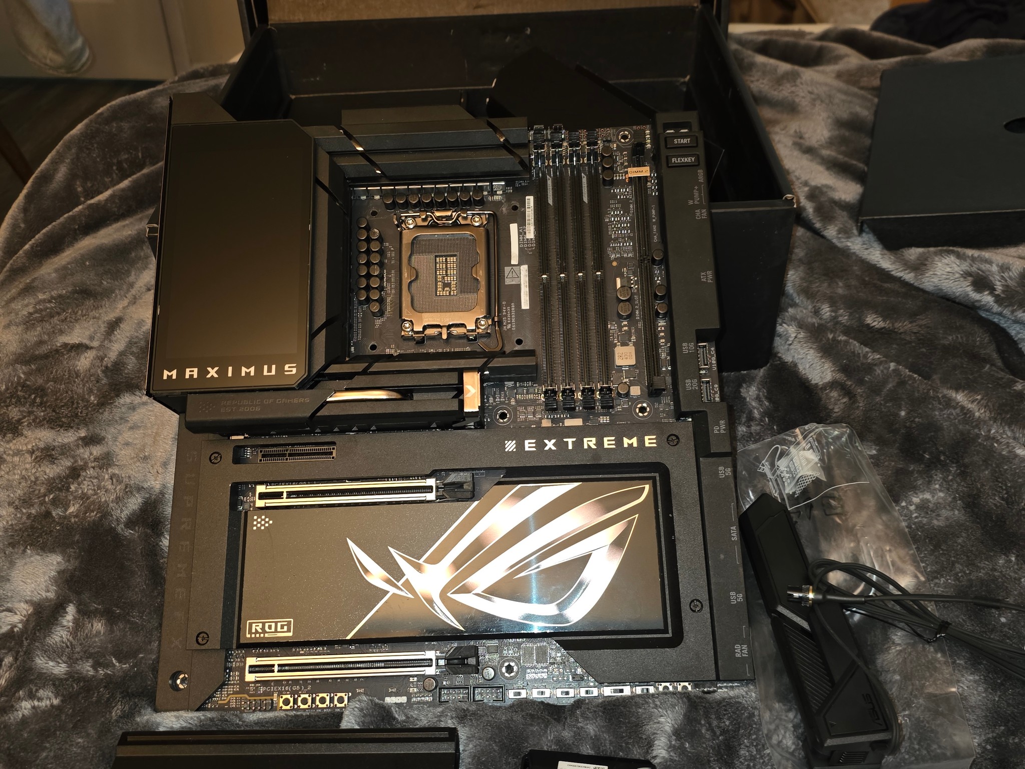 ASUS ROG MAXIMUS Z890 EXTREME Intel LGA 1851 E-ATX motherboard READ DESCRIPTION