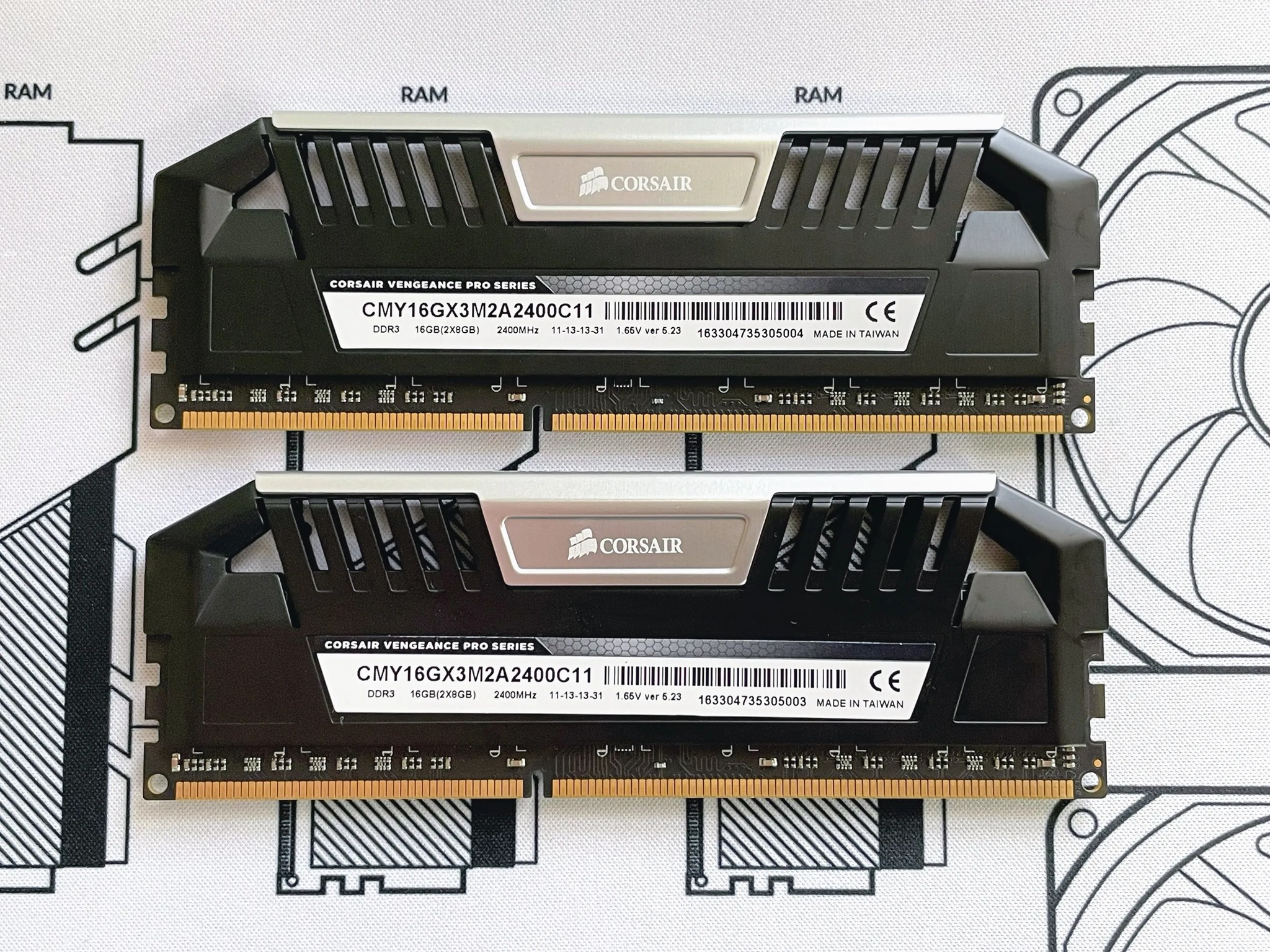 CORSAIR VENGEANCE Pro 16GB Kit (2x8GB) 2400 MHz DDR3 CL 11-13-13-31 (CMY16GX3M2A2400C11) RAM MEMORY