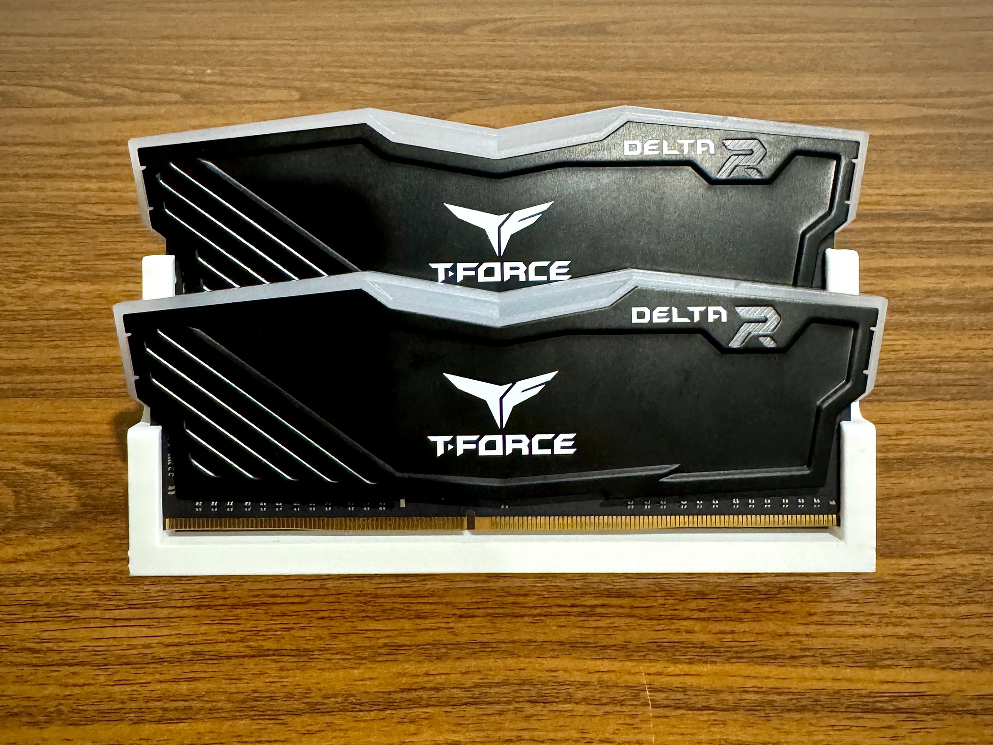 TEAMGROUP T-Force Delta RGB 16 GB (2 x 16 GB) DDR4-3200 CL16 Memory
