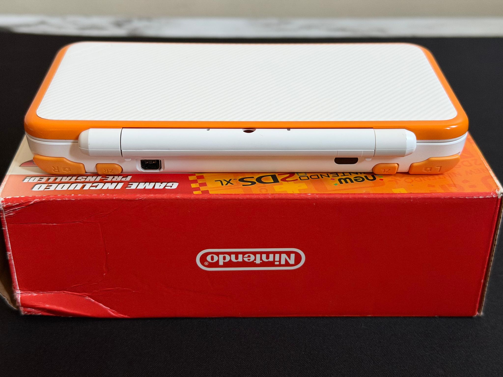 Nintendo 2DS XL – White/Orange ( Pristine Screens & Great Buttons!)