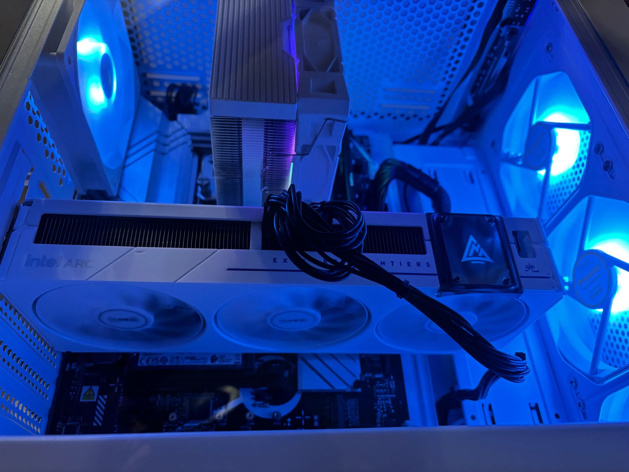 WHITEOUT 1440P GAMING PC! Intel Arc B580 12GB + i5-14600k + 32GB DDR5 RAM