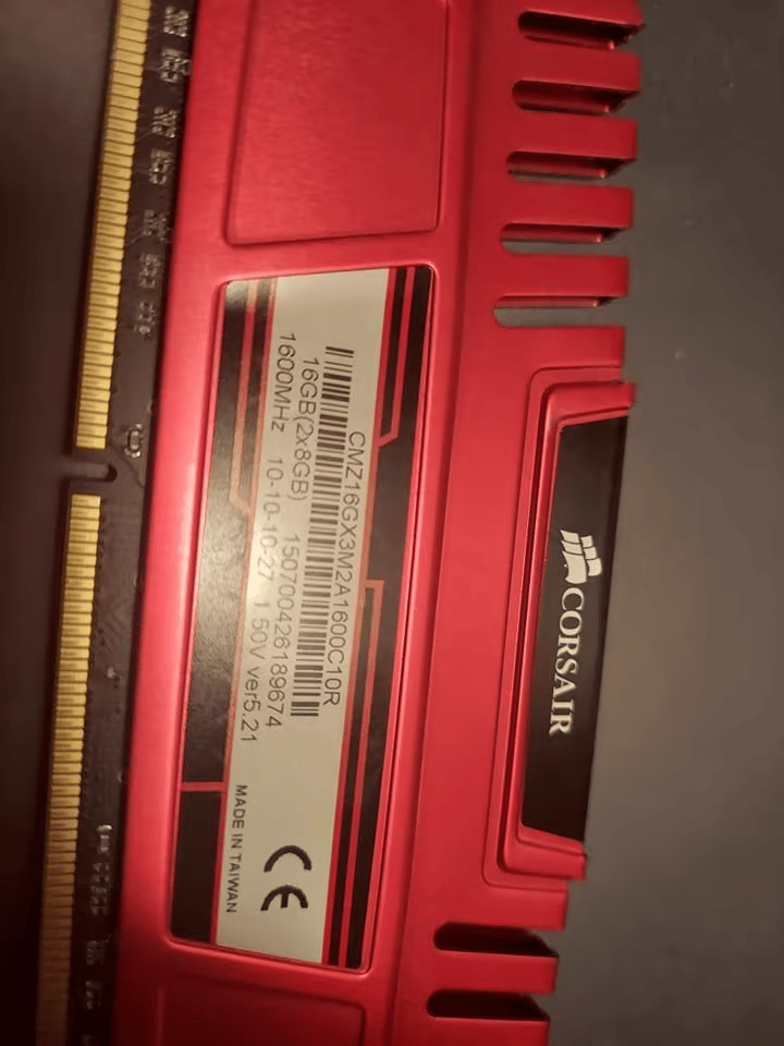 Red 16 GB 2 x 8 DDR3 RAM Corsair Vengeance 1600MHz