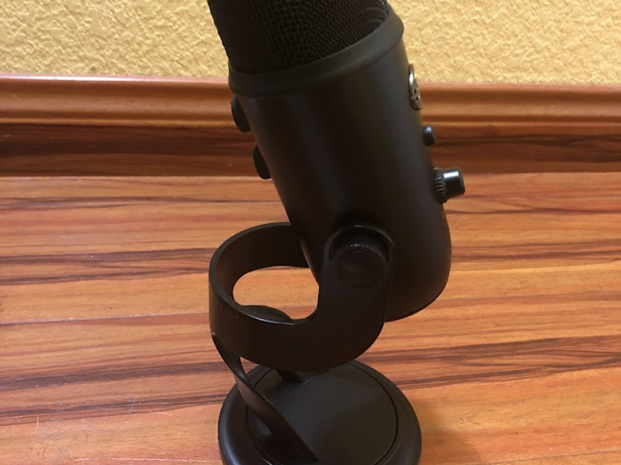 Blue Yeti USB Microphone - Blackout w/ Mudder Foam Cover & Auphonix Pop Filter