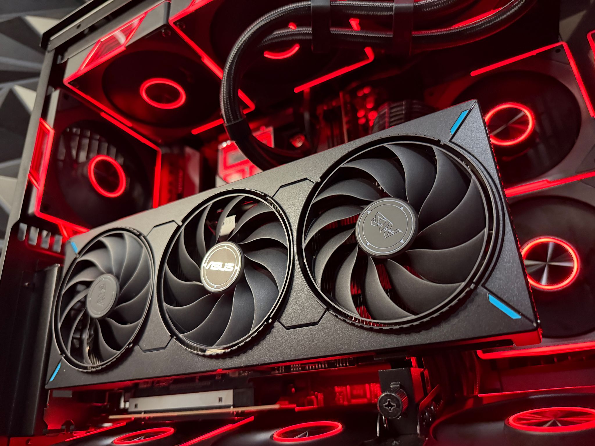 🕳️🌌 BLACK HOLE 🌌🕳️ Ryzen 9 7900X| RX 9070 GRE| 4.5 TB NVMe| 32 GB DDR5| 850W Gold PSU