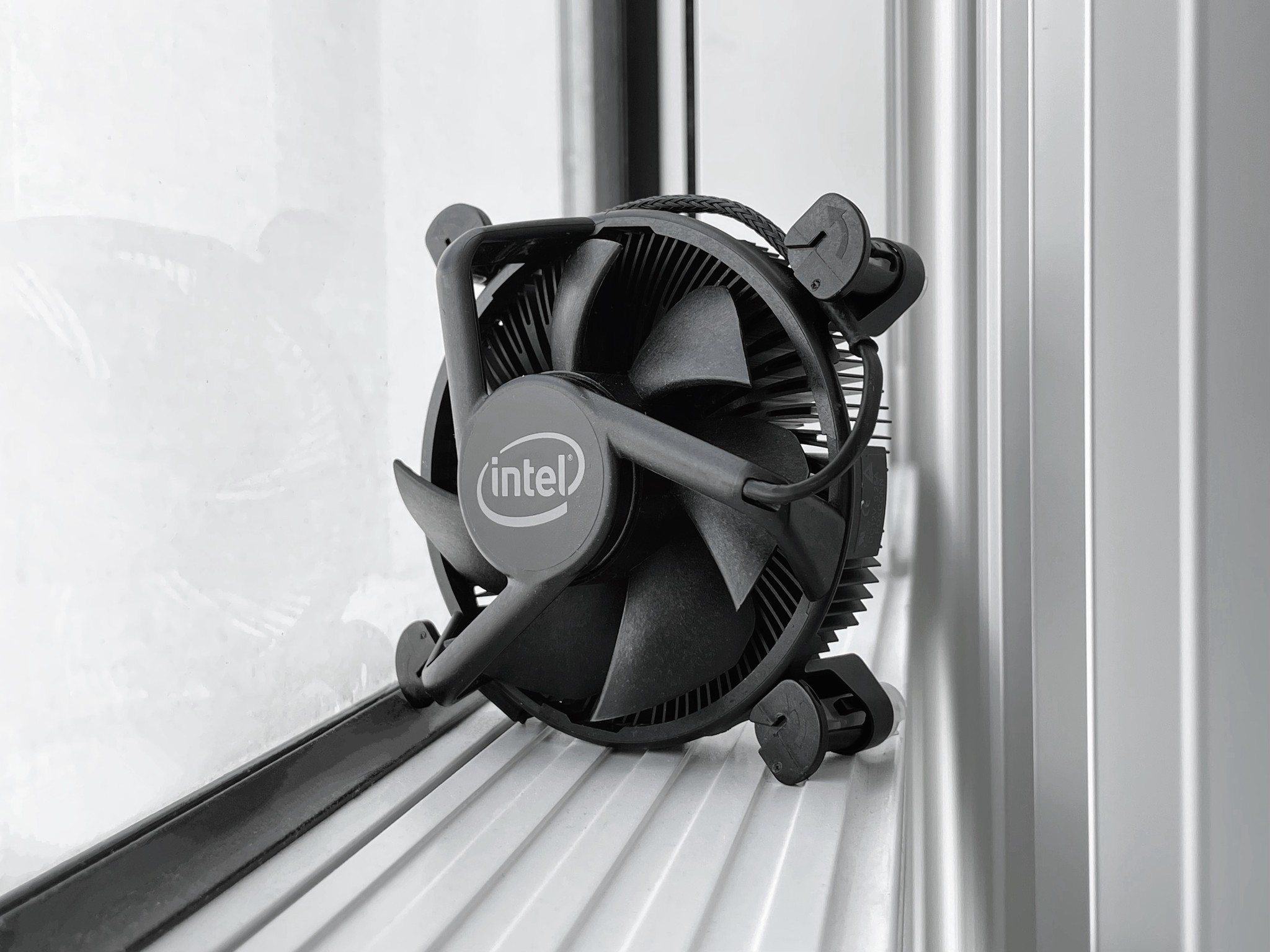 Intel Copper Core Aluminum Heatsink Low Profile LGA 1200/115X 4-Pin Stock Cooler - Black