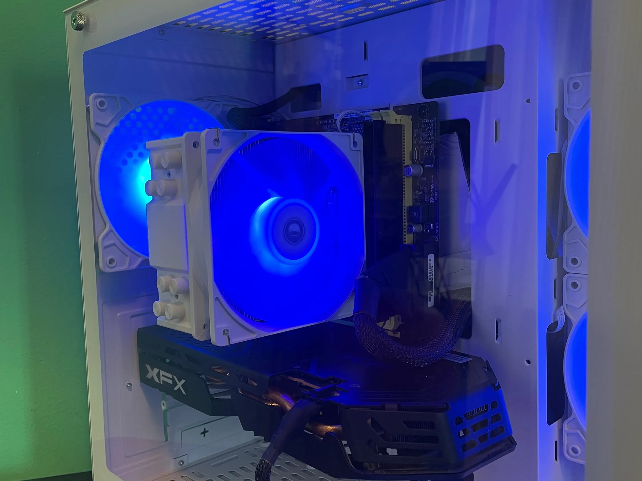 GLASS White Gaming PC| Intel i5 / Amd RX580 / 8GB / 600GB Win 10 Pro WiFi
