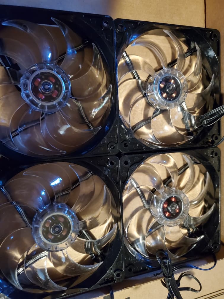 Bundle of (4) 120mm fans by fractal designs, has white LED lights