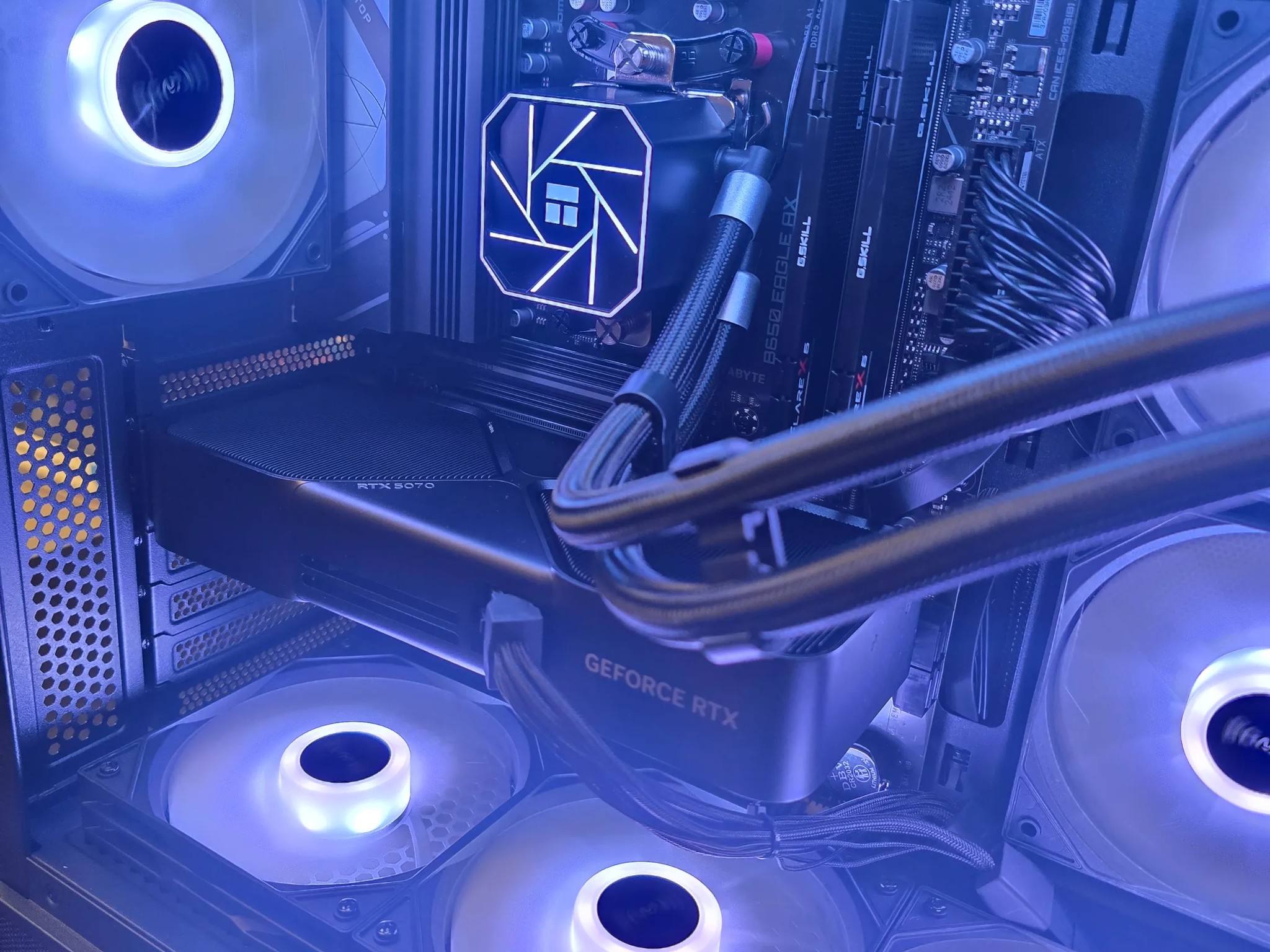 🚀 1440P ALL NEW CUSTOM AM5 PC | RTX 5070 FE | RYZEN 7 7700x | 2TB SSD | 32GB DDR5 6000MHZ CL32 🚀