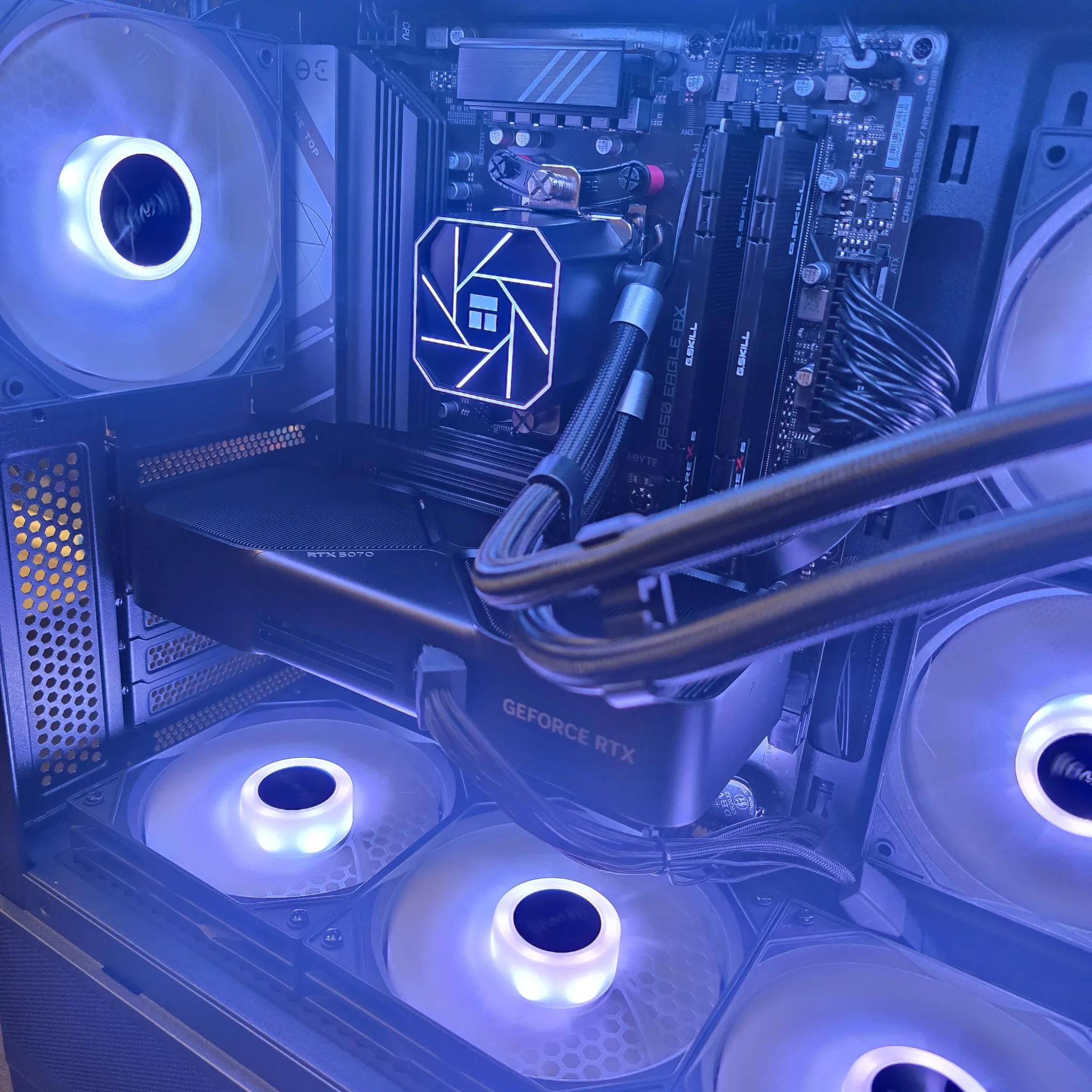 🚀 1440P ALL NEW CUSTOM AM5 PC | RTX 5070 FE | RYZEN 7 7700x | 2TB SSD | 32GB DDR5 6000MHZ CL32 🚀