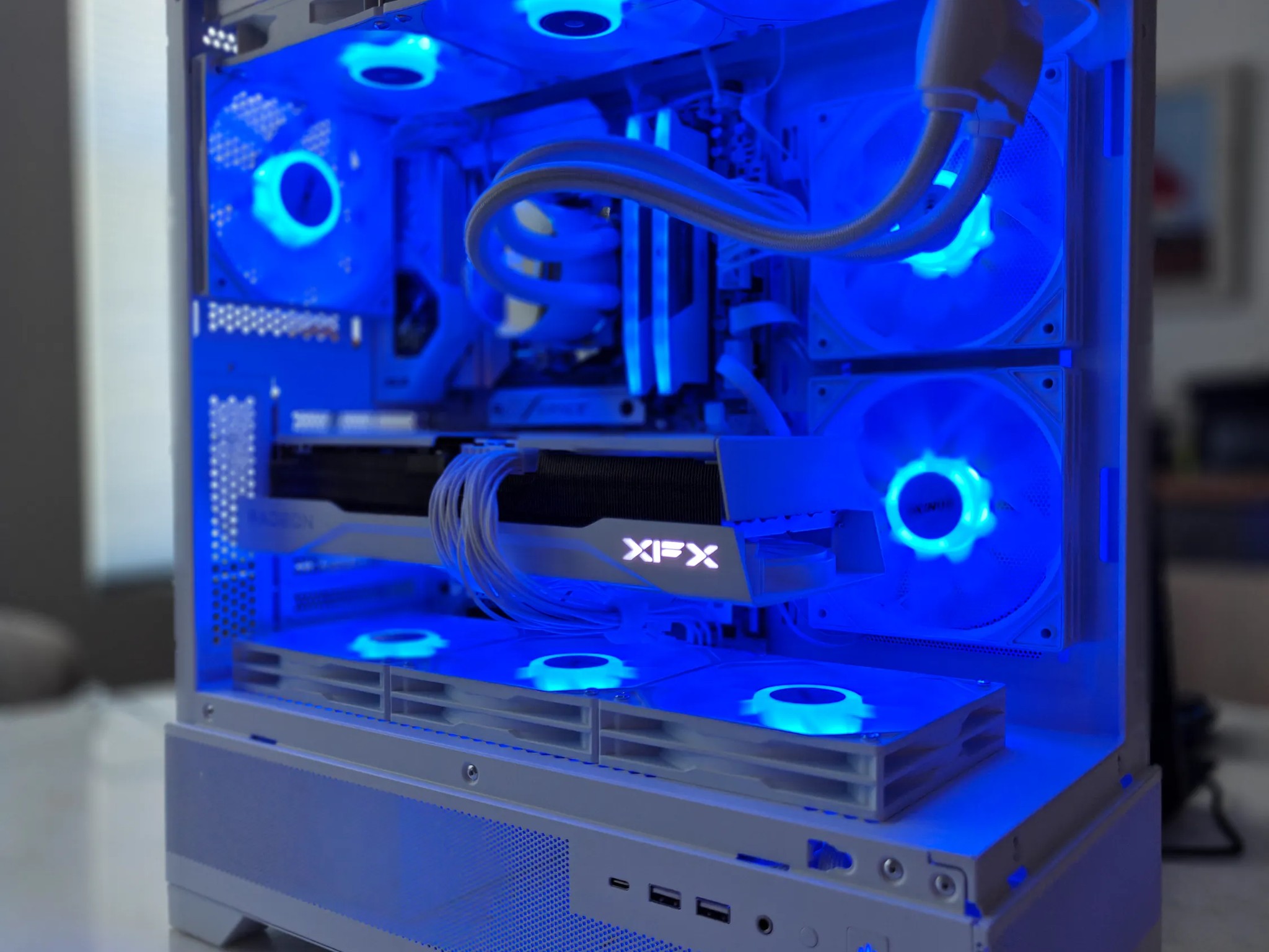 4K - 1440P - AMD Radeon RX 9070 XT - AMD Ryzen 7 7700X - 32GB DDR5 6000 - All White build