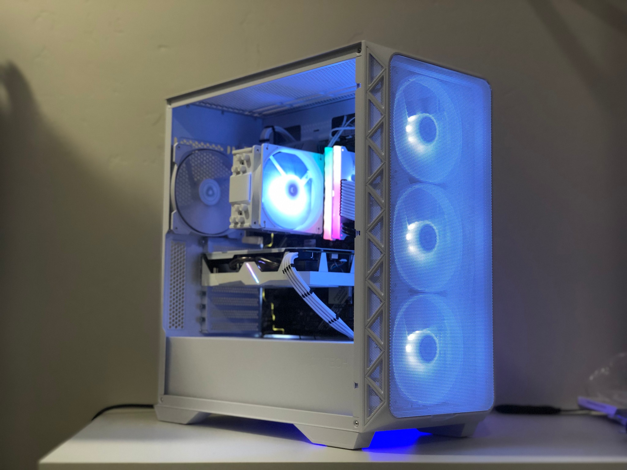 $675 White Gaming Pc - ryzen 5 - 2060 - 16gb or ram