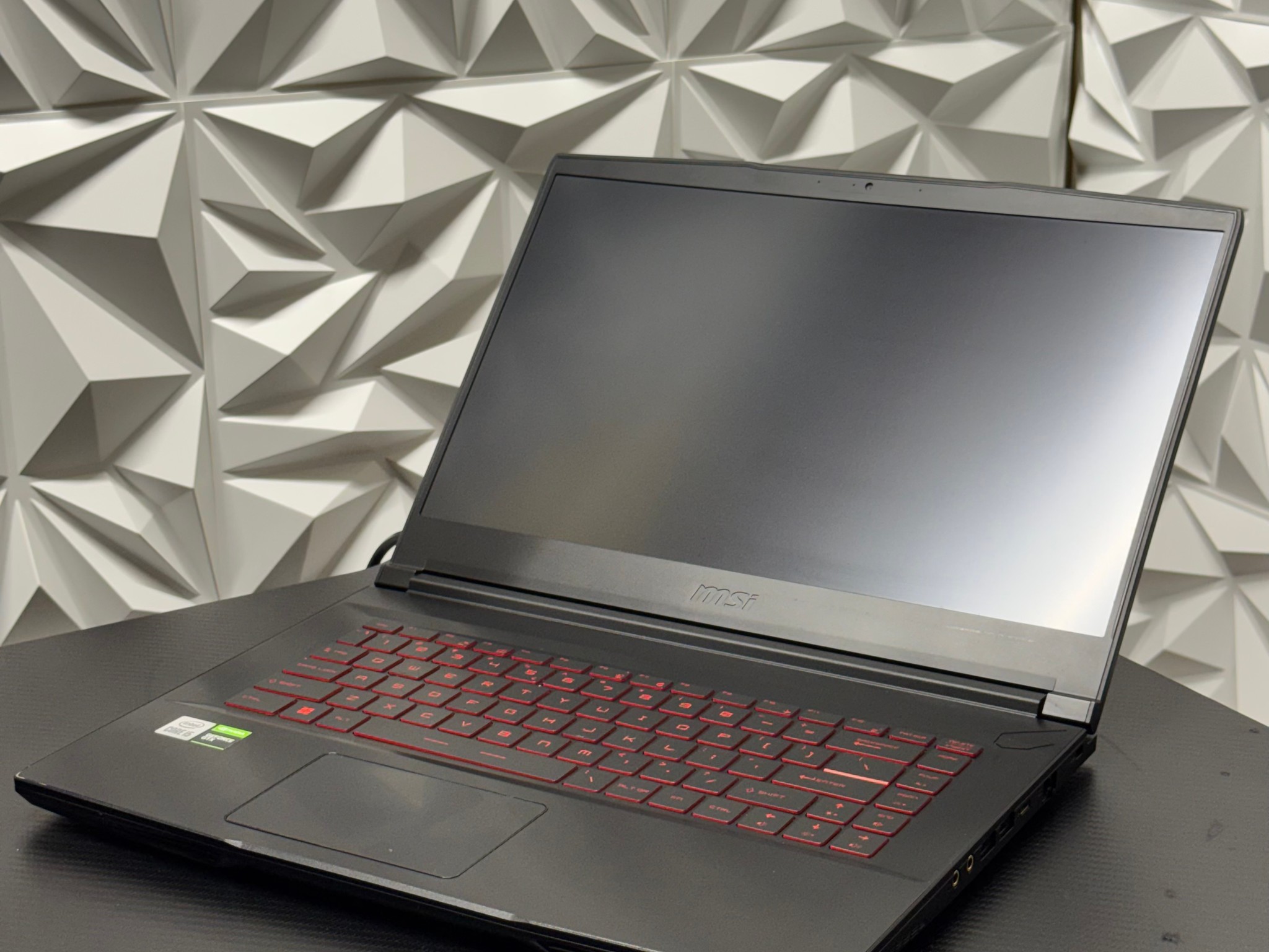 GTX 1650 / i5-10500H / 8GB 2933MHz DDR4 ram / 256GB Nvme ssd / Windows 11