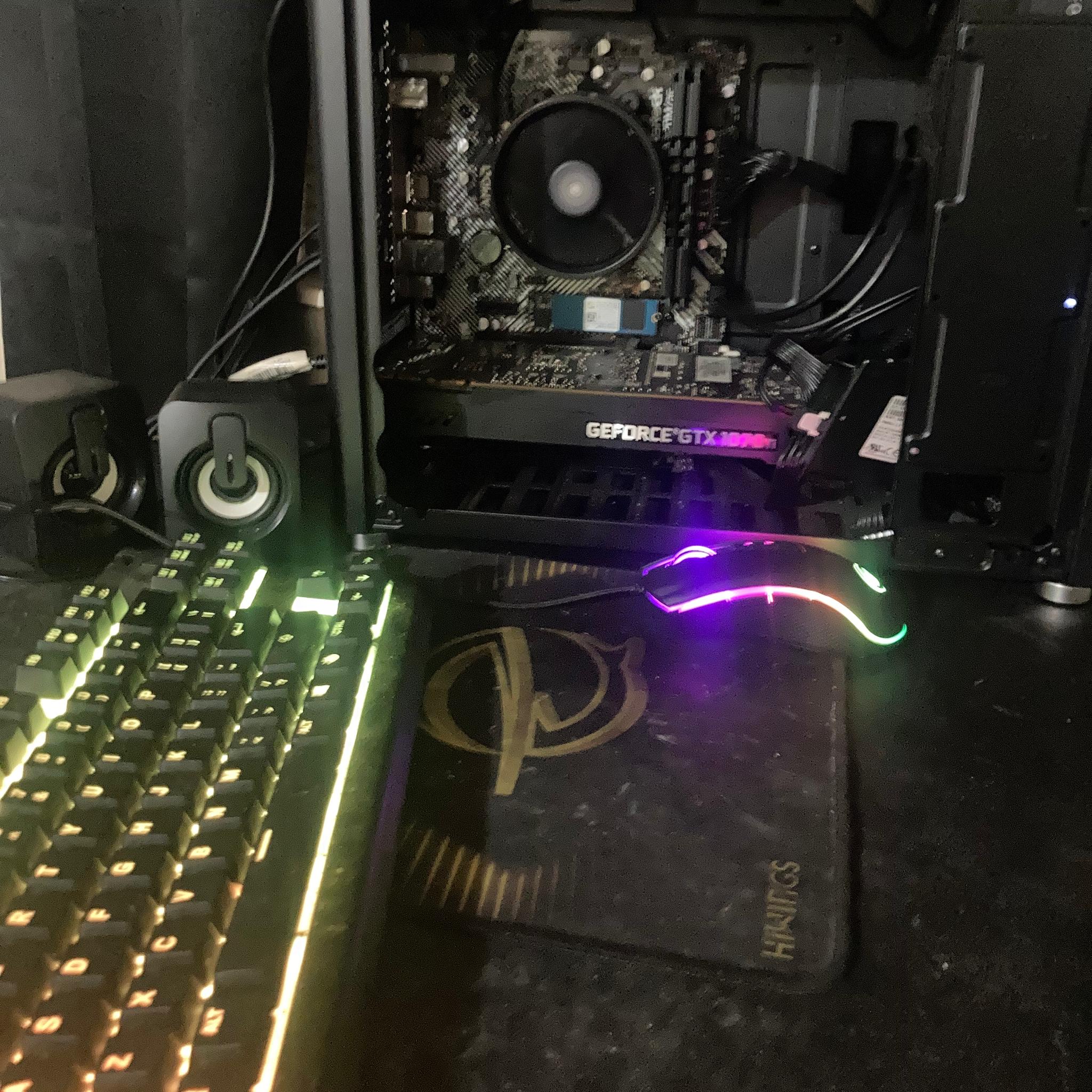 Minimalistic 1070 Ti R7 1700X 32gb 1tb SSD Gaming PC