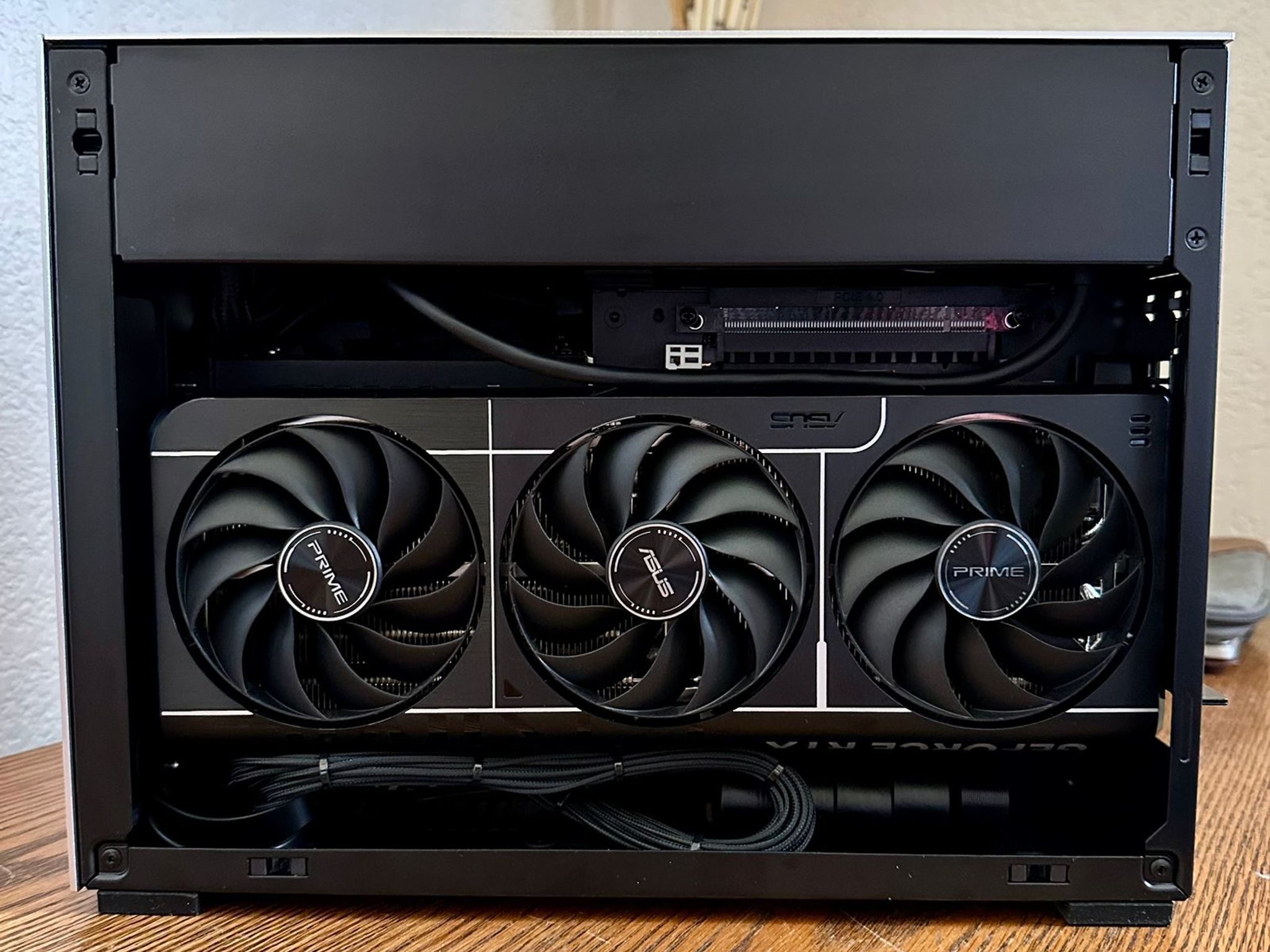 SFF PC RTX 5070 TI + R7X3D