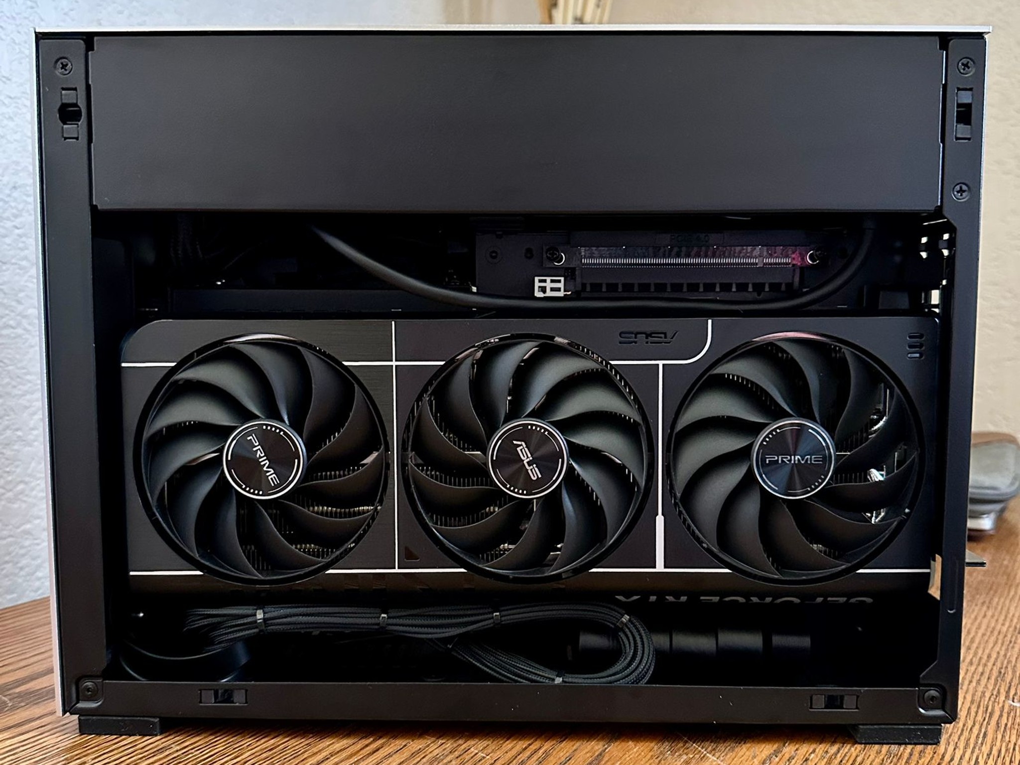 SFF PC RTX 5070 TI + R7X3D