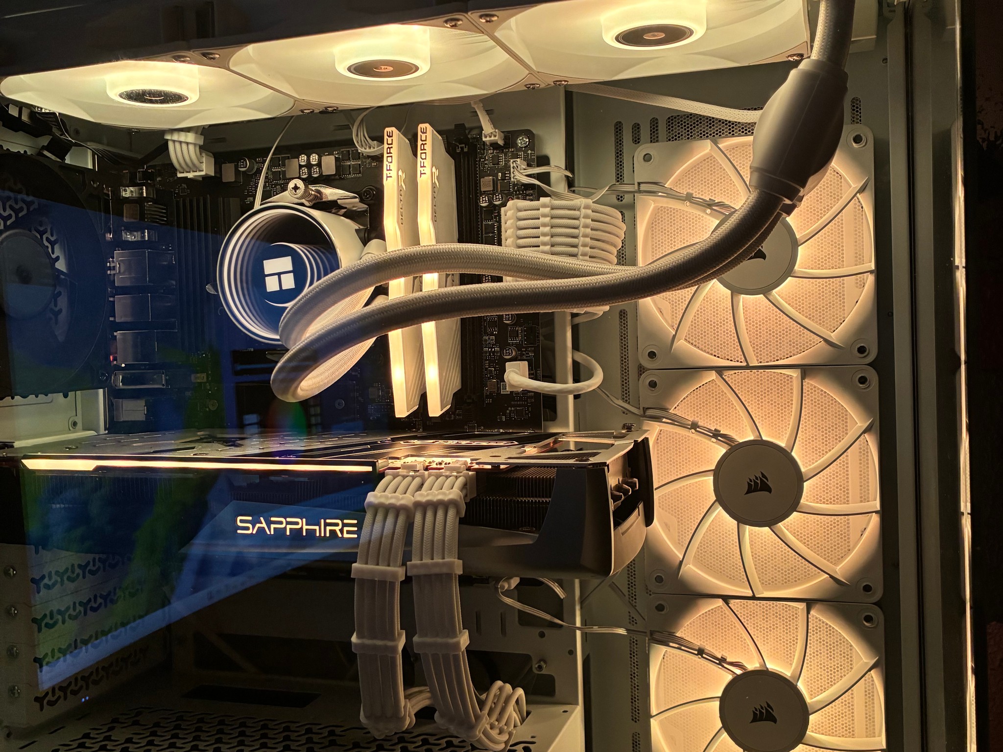 Pre-built All White Gaming PC Ryzen 5 4500 - Radeon 5700 XT NITRO+ 8GB