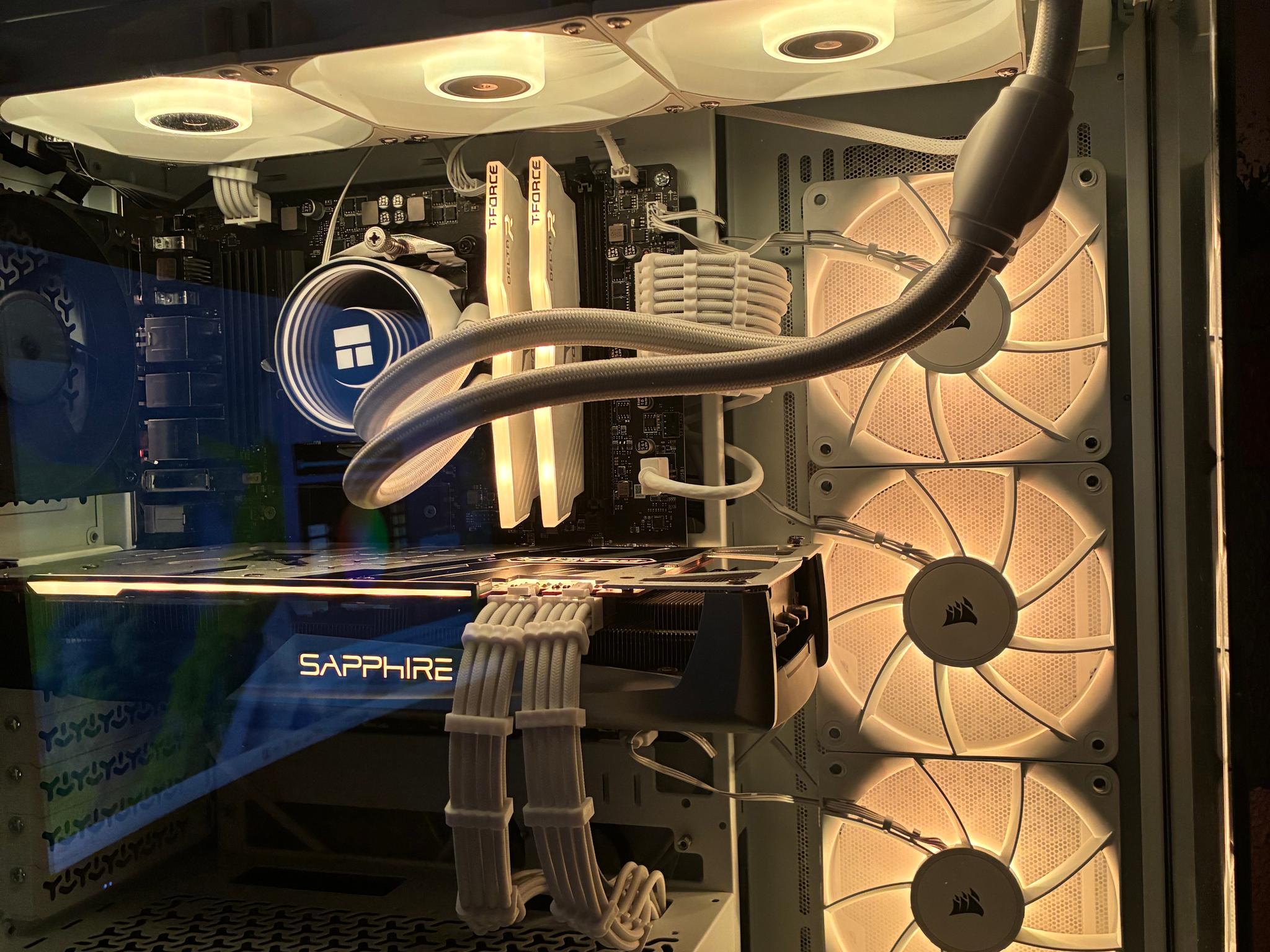 Pre-built All White Gaming PC Ryzen 5 4500 - Radeon 5700 XT NITRO+ 8GB