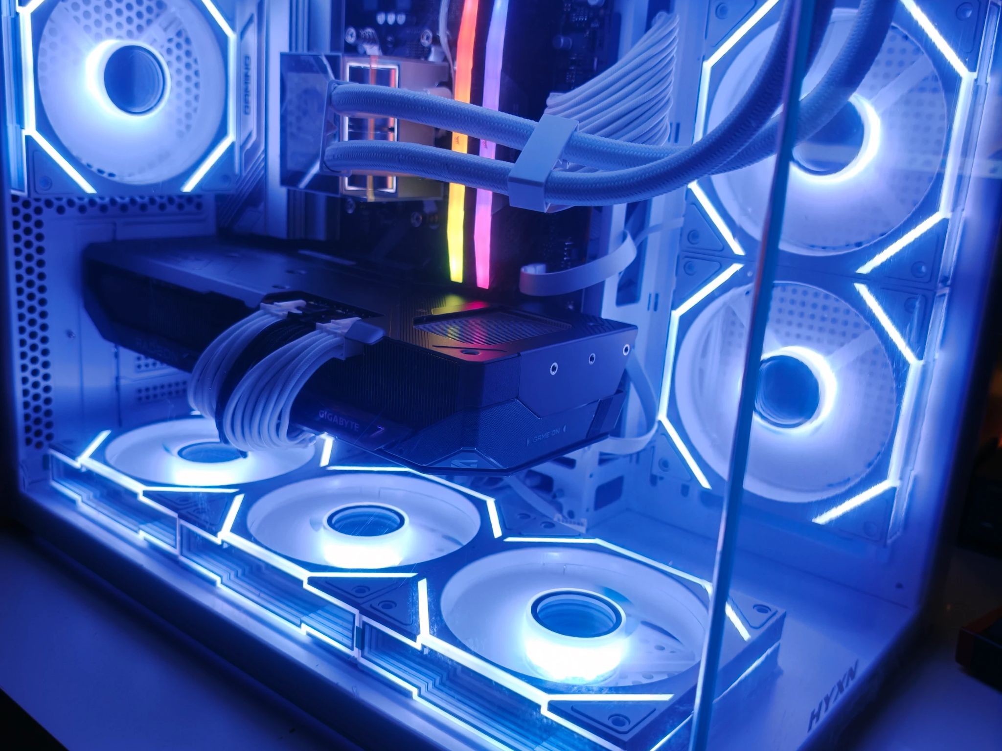 White 4K Gaming/Productivity Custom PC Radeon RX 9070 XT - Ryzen 9 7900X, 32GB RAM Scrren+Mirror Fan